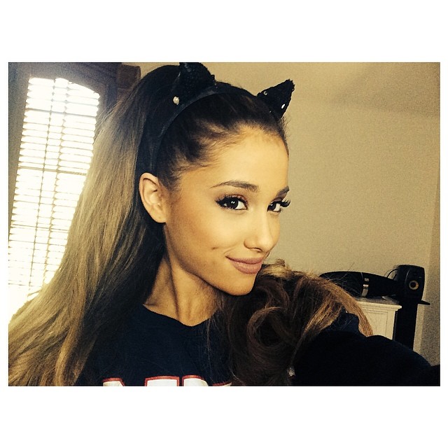 Photos n°16 : Ariana Grande Finally Took Down her Ponytail