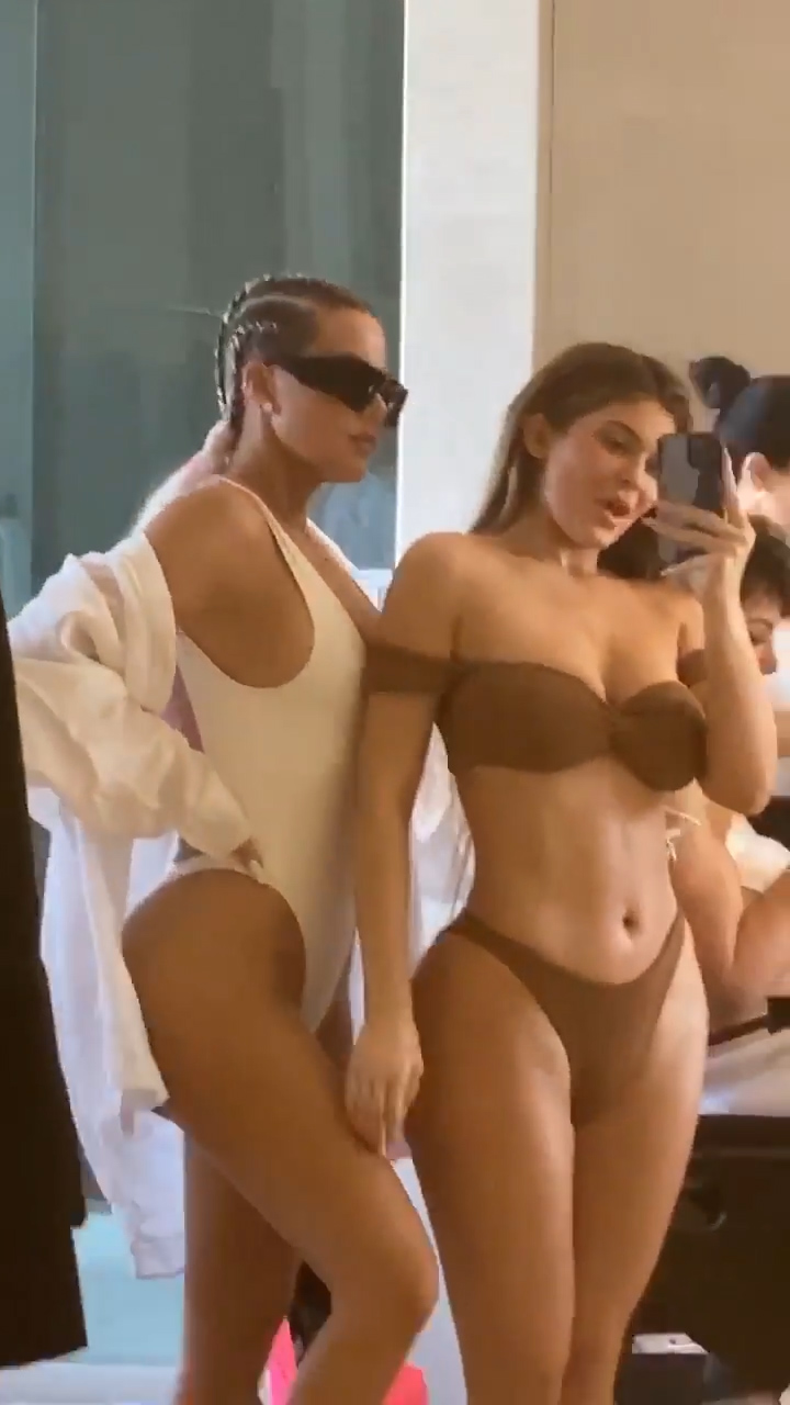 Fotos n°3 : The Kardashian's Threw a Pool Party