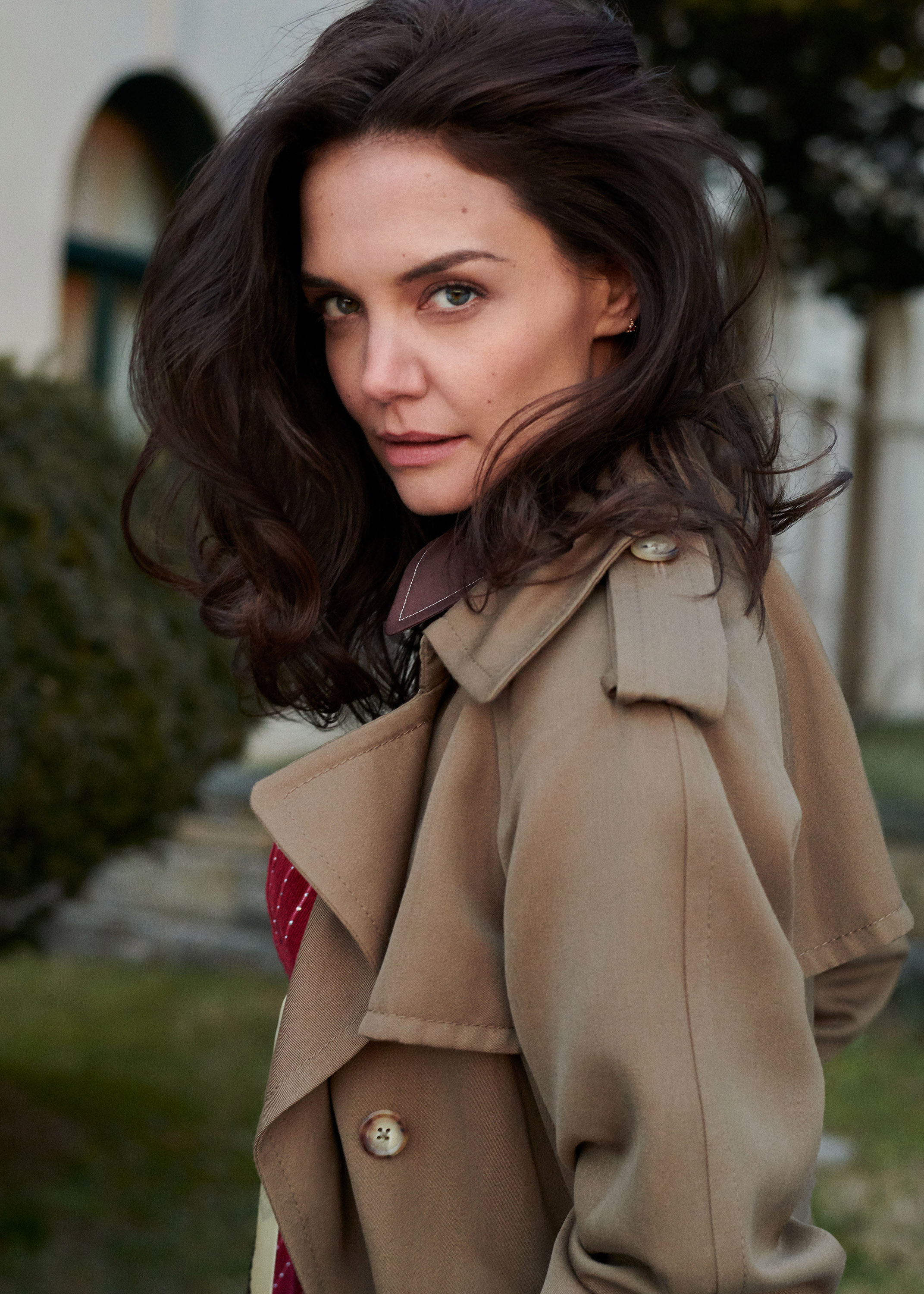 Photos n°8 : Katie Holmes Talks Rare Objects in a LBD