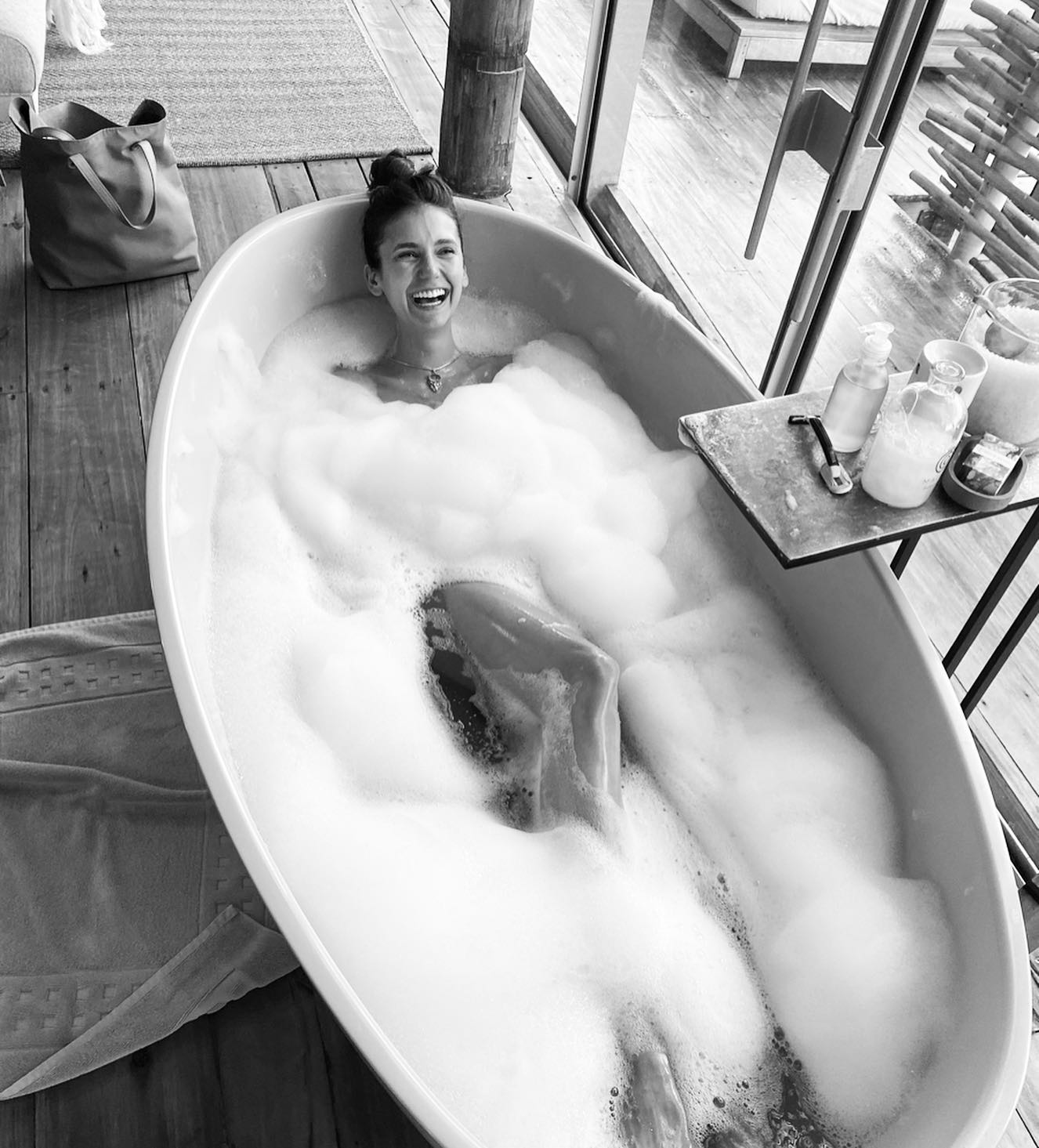 Photos n°1 : Nina Dobrev’s Bath Time