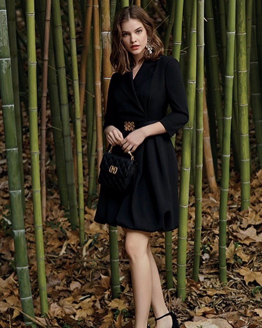 Photos n°4 : Barbara Palvin Treehugger in a One Piece!