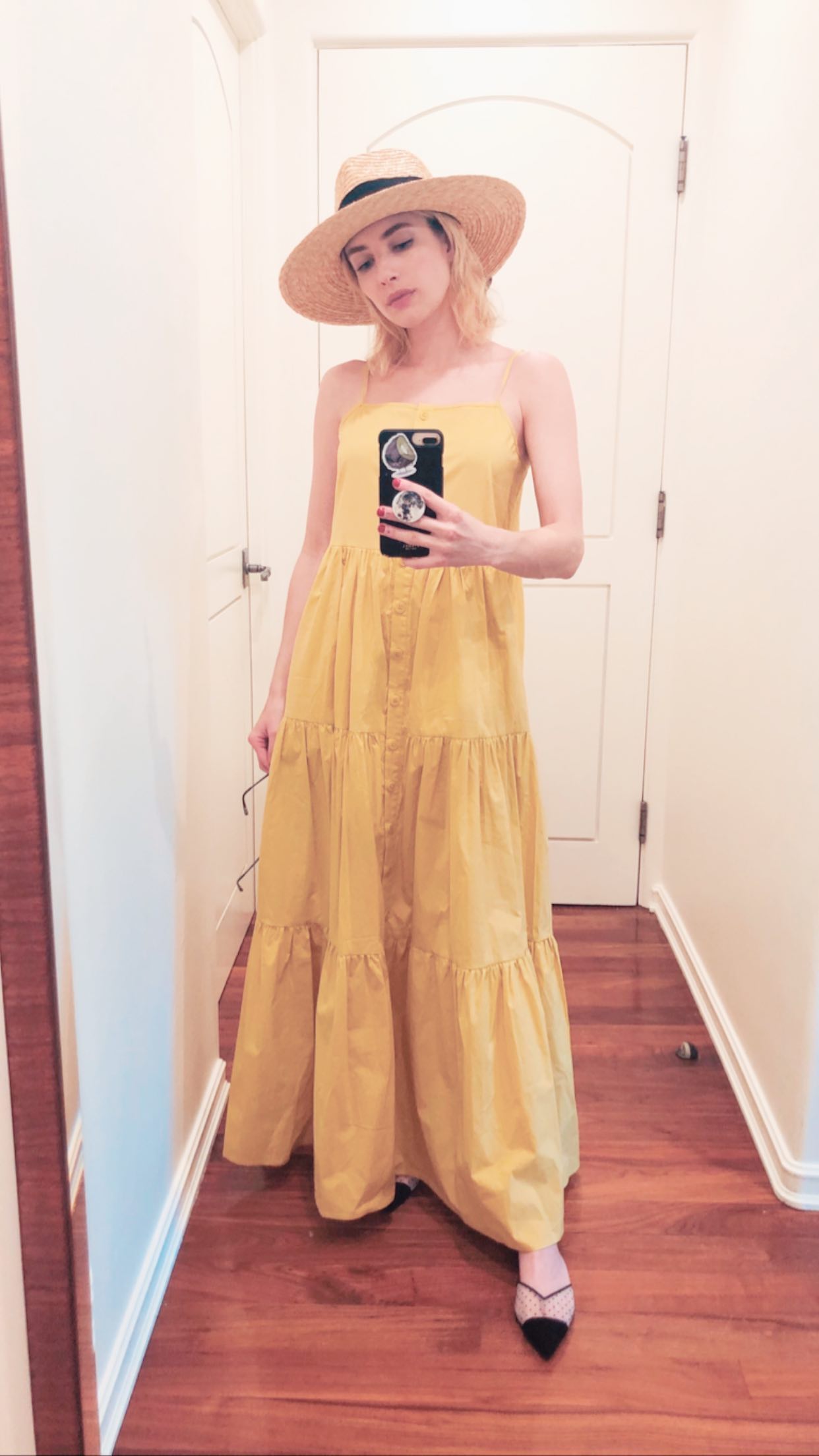 Photos n°12 : Emma Roberts Back with The Quarantine Fits!