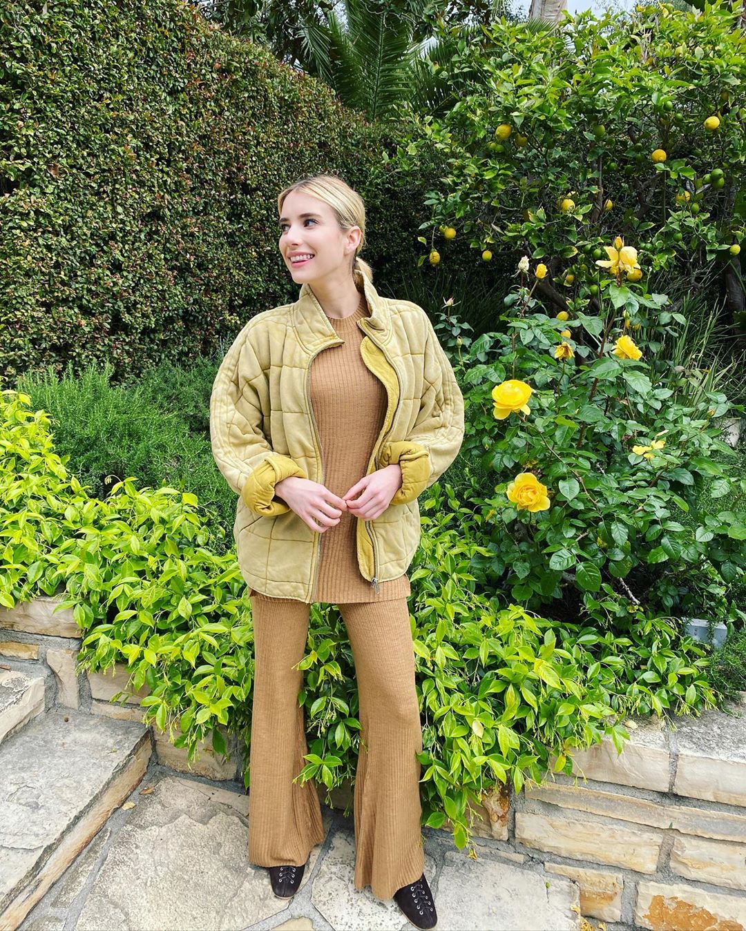 Photos n°4 : Emma Roberts Back with The Quarantine Fits!