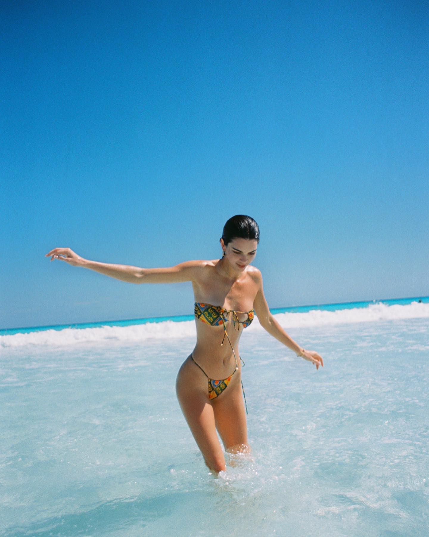 Fotos n°2 : Kendall Jenner Bikini Throwback!