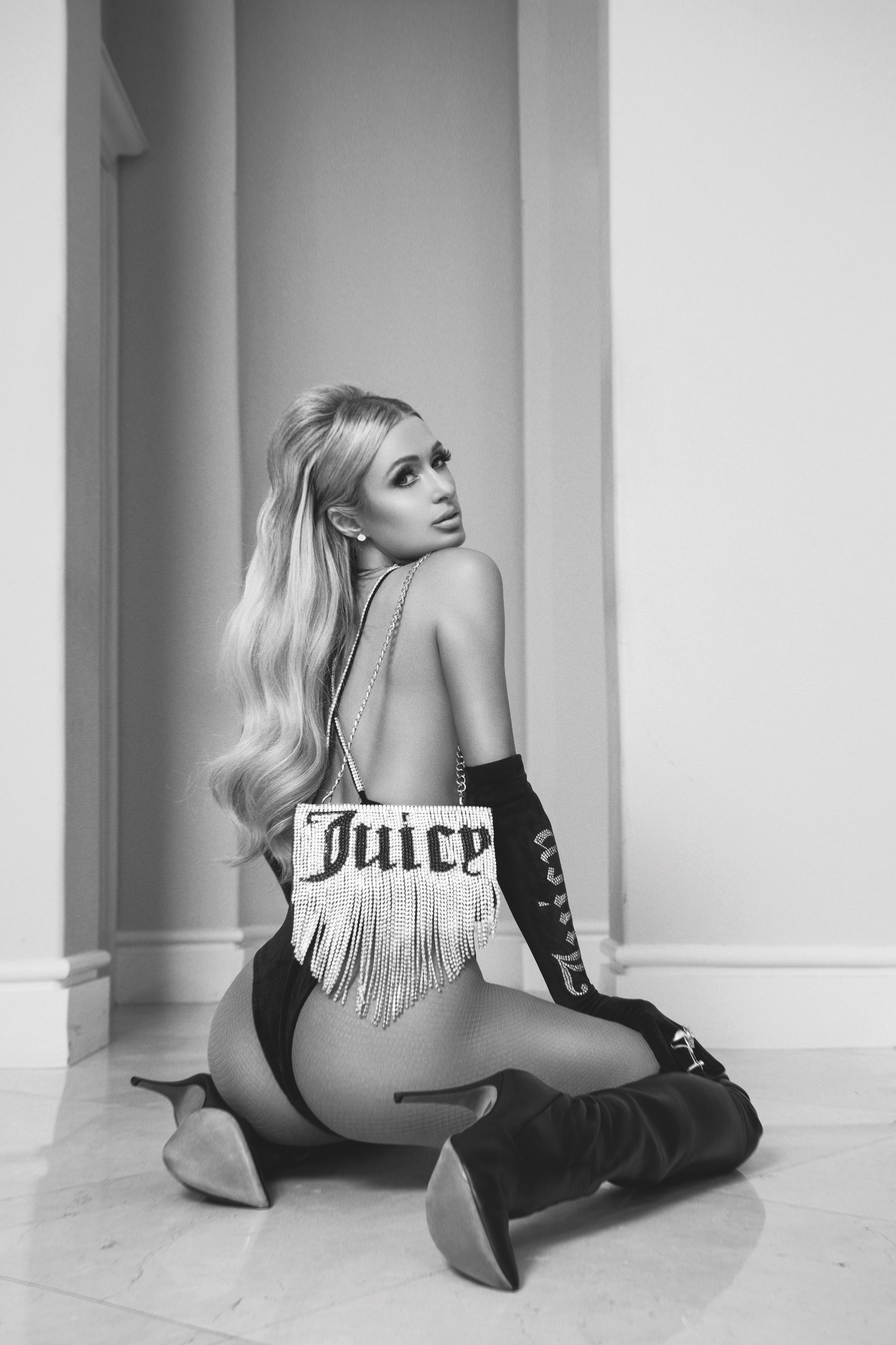 PHOTOS Paris Hilton suintant Sex Appeal dans New Shoot!
