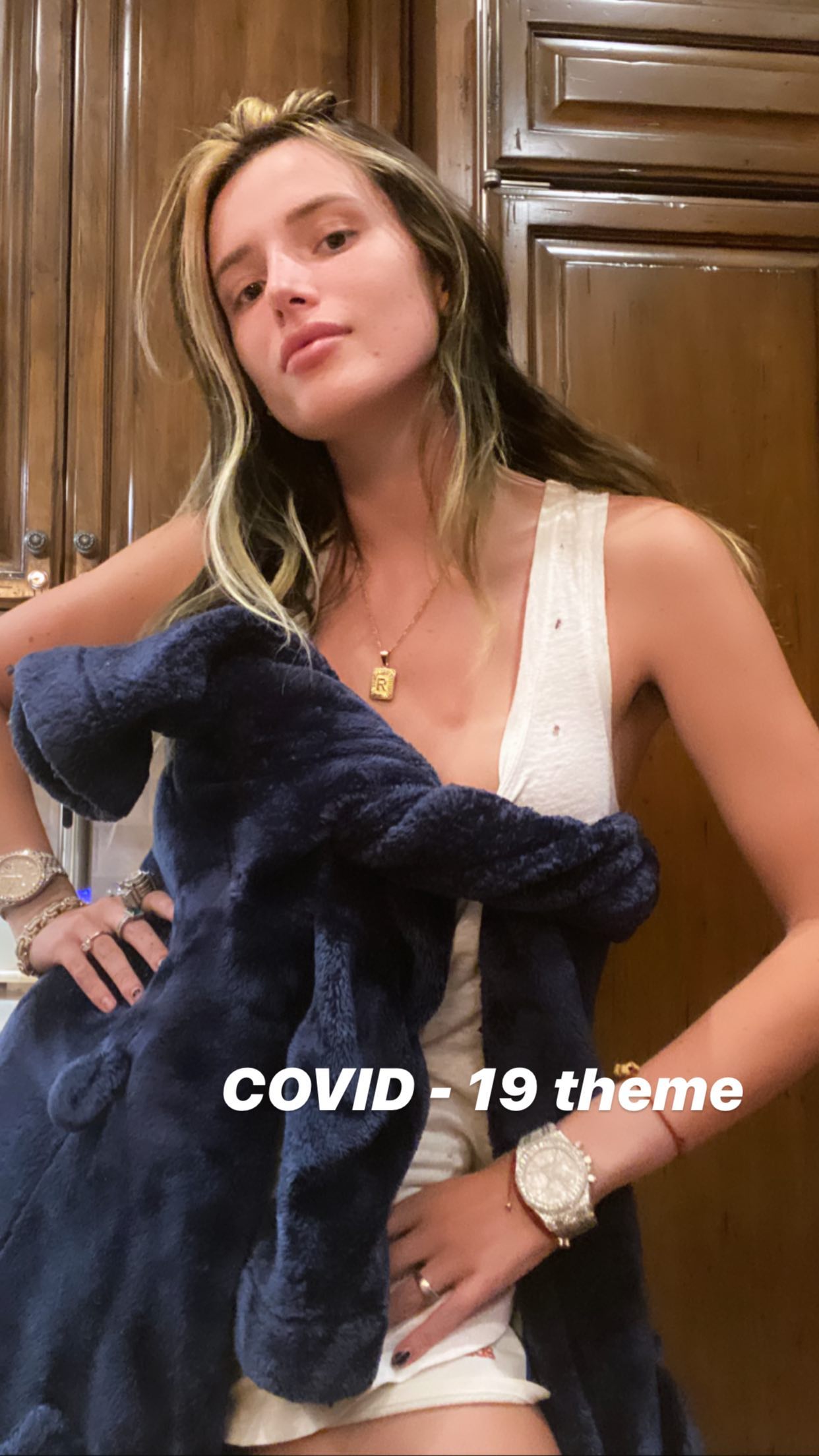 PHOTOS Bella Thorne lance solo COVID-19 MET Gala!