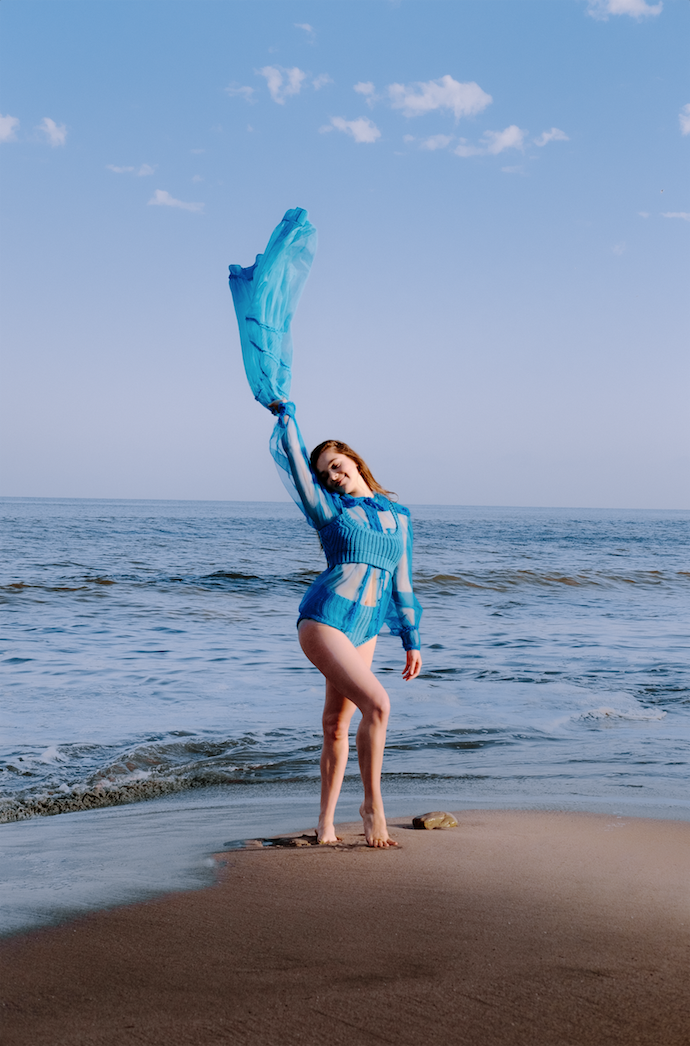 Photo n°4 : Robe presque pure de Hailee Steinfeld pour V Magazine!