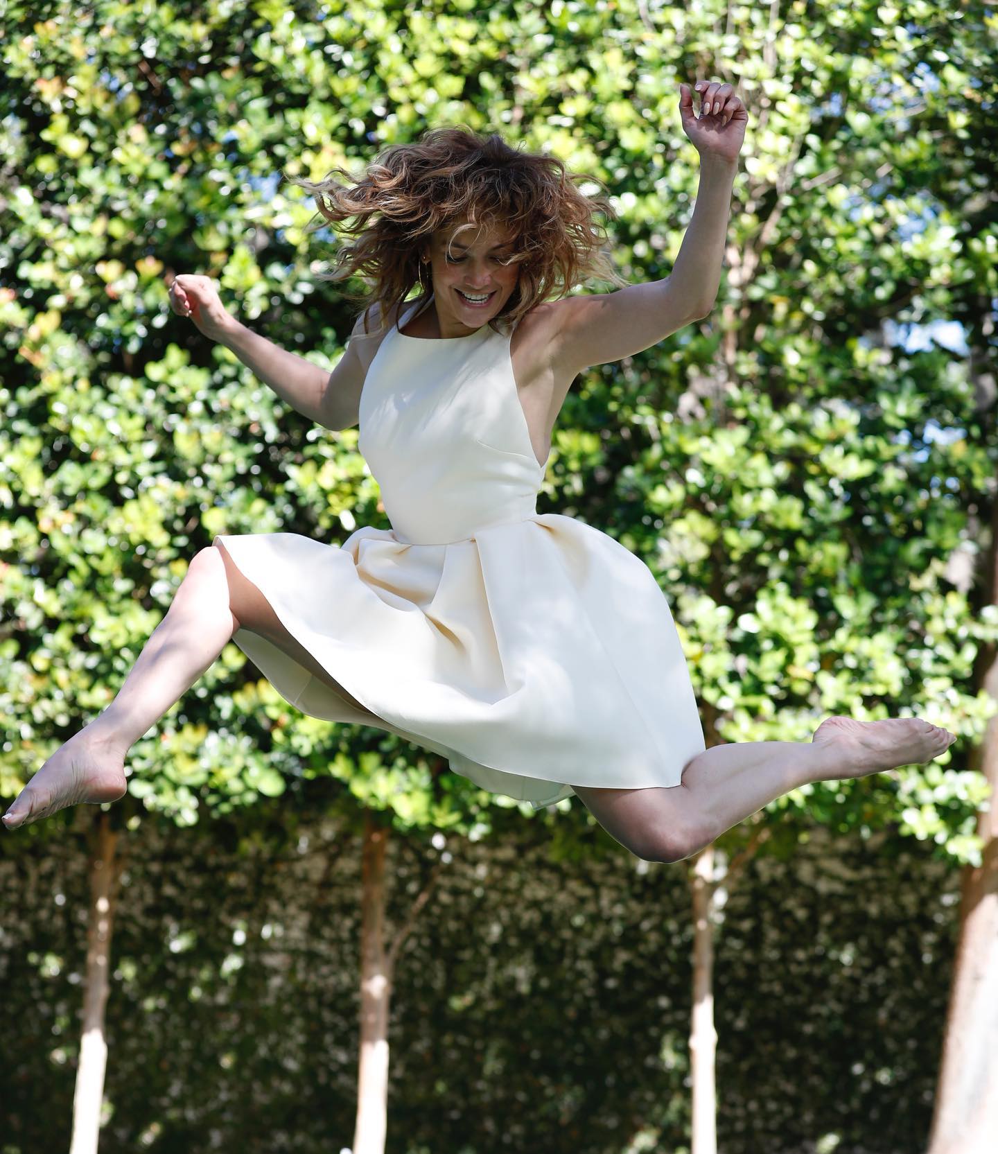 Photo n°4 : Jennifer Lopez saute pour la joie!