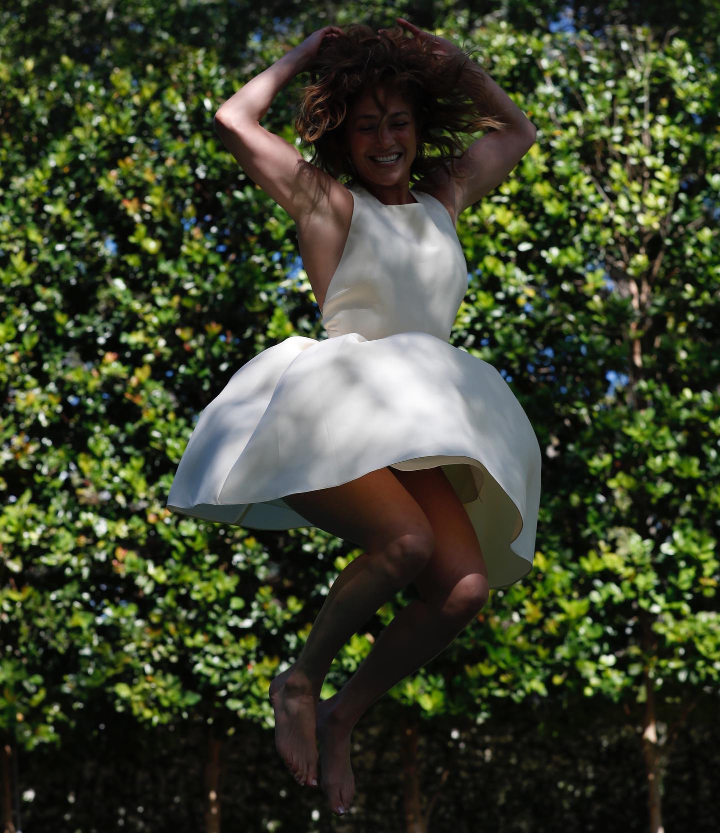 Photo n°2 : Jennifer Lopez saute pour la joie!