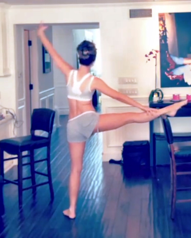 Kate Beckinsale Stretching in Shorts! - Photo 3