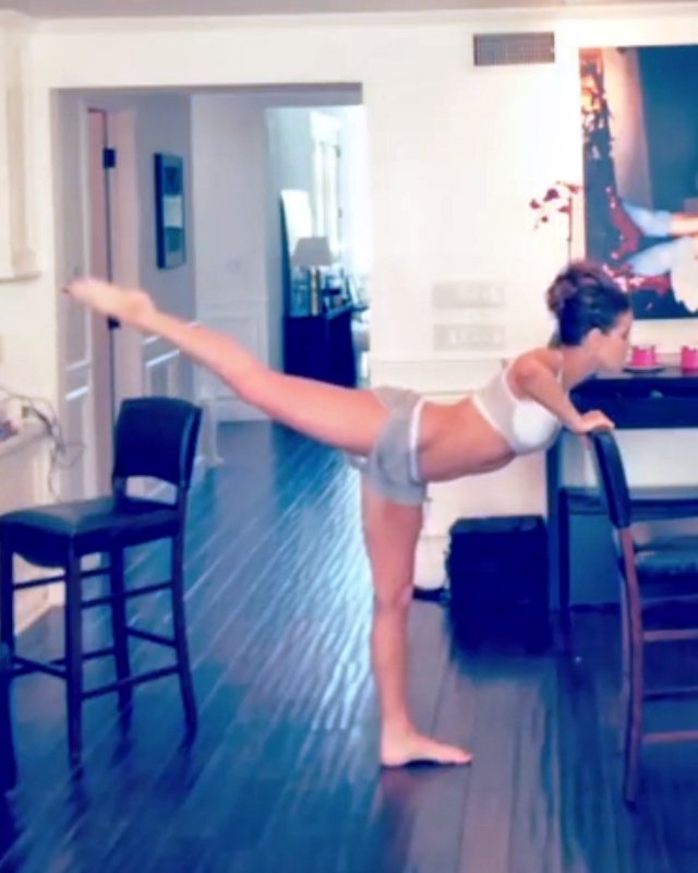 Kate Beckinsale Stretching in Shorts! - Photo 5