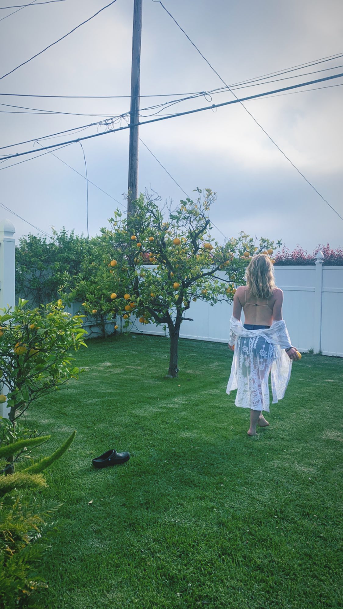 Leven Rambin Shows Off her Oranges! - Photo 2