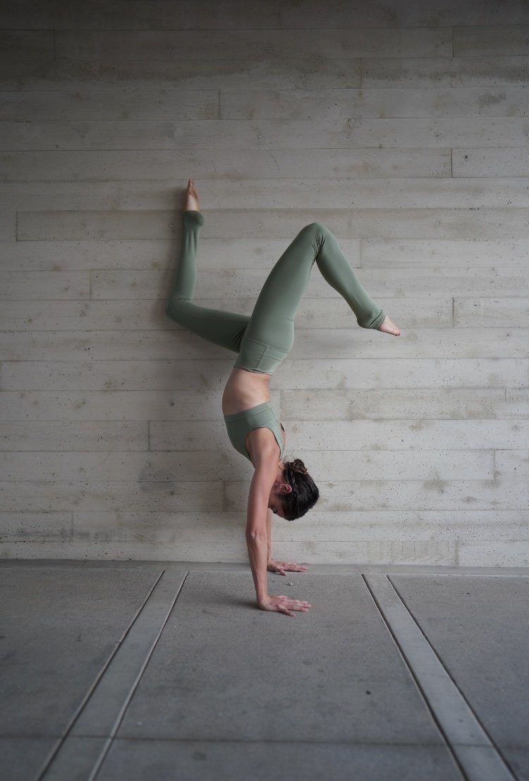 Photo n°2 : Nikki Reed lance Yoga Wear Line!