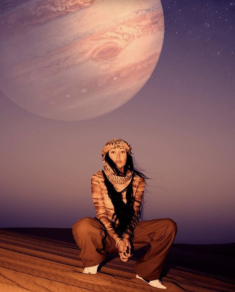 Noah Cyrus is Out of this World! - Photo 1