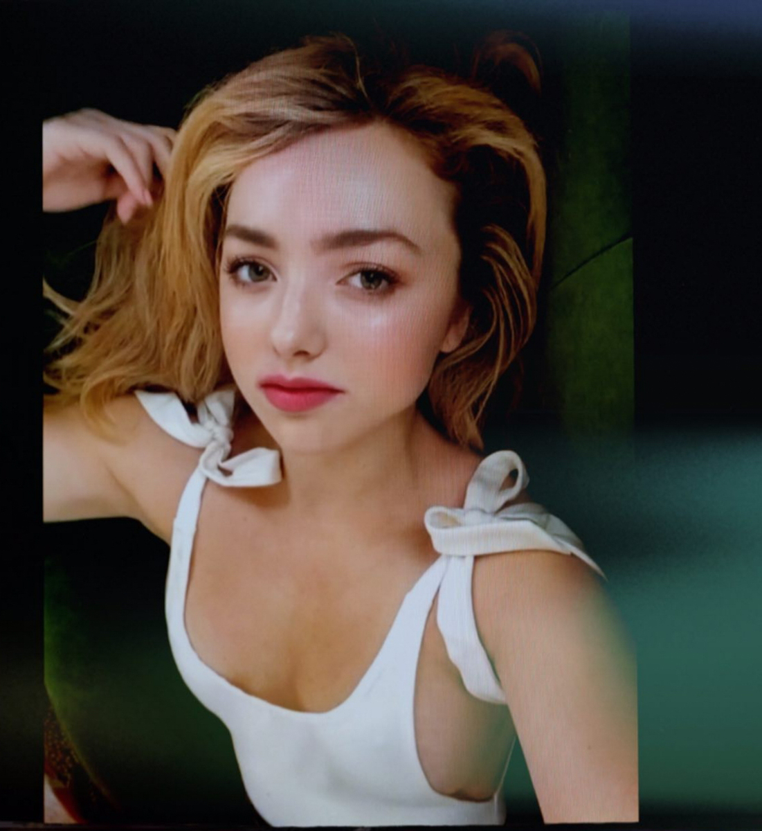 Photos n°4 : Peyton R List Busting Out of her Top!