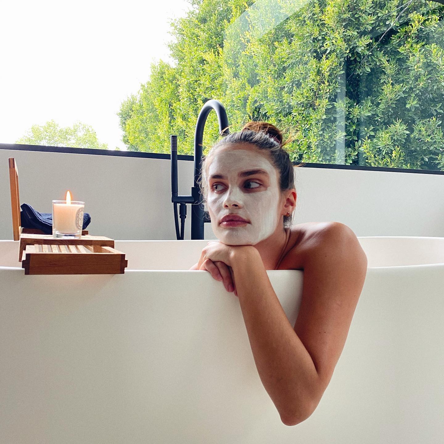 FOTOS ¡Máscara el lunes con Sara Sampaio en el baño!
