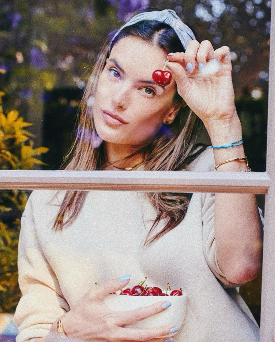 Fotos n°3 : Alessandra Ambrosio Comiendo Cerezas en sus bragas!