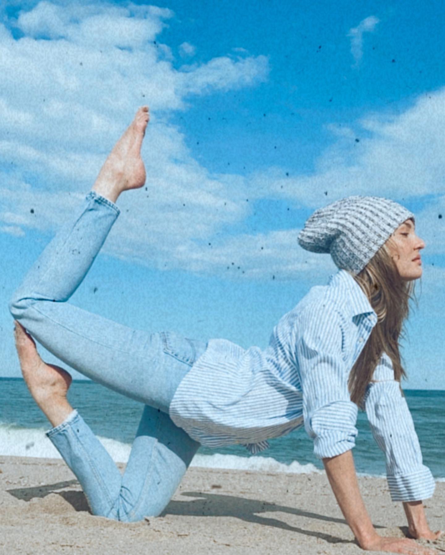 Photo n°16 : Candice Swanepoel sur la plage!