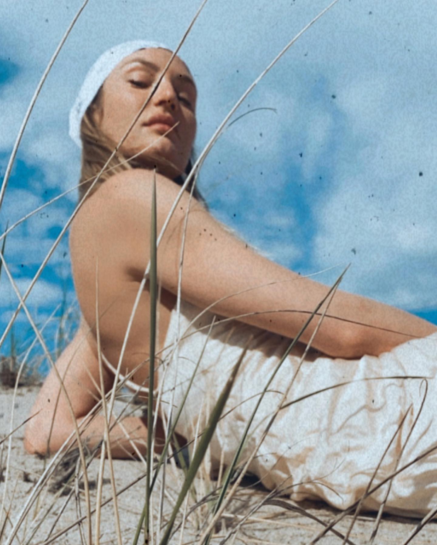 Candice Swanepoel en la playa! - Photo 1
