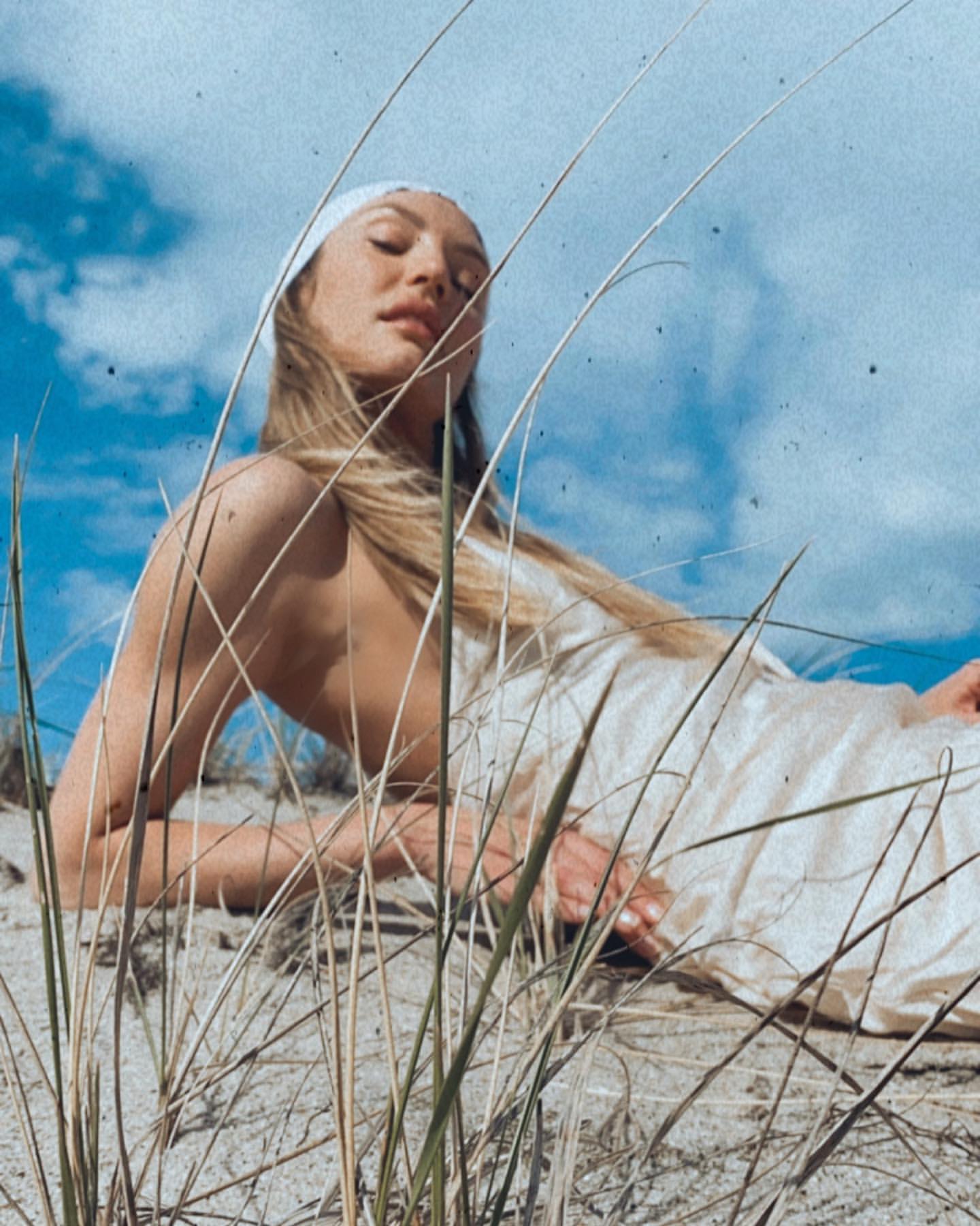 Fotos n°1 : Candice Swanepoel en la playa!