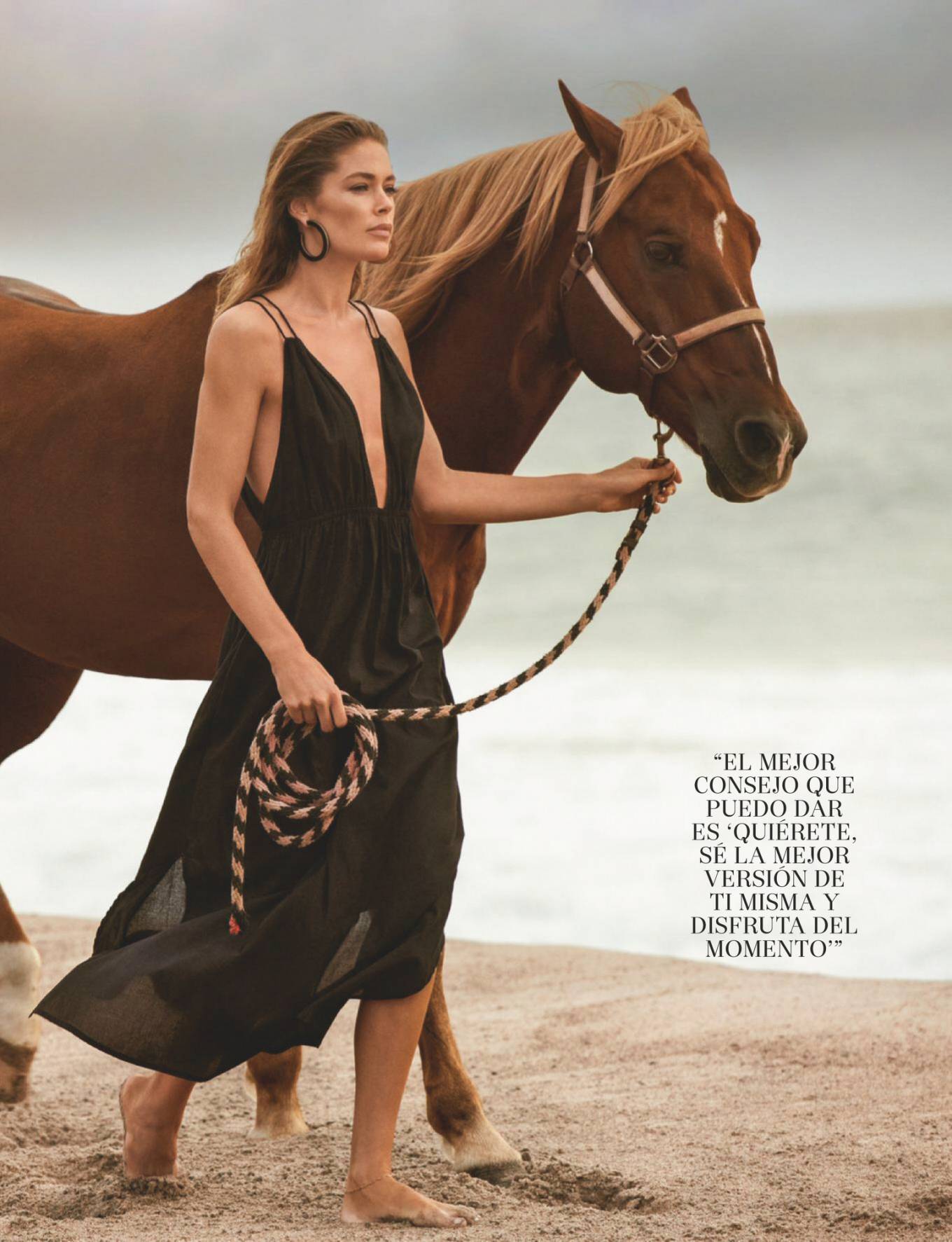 Photo n°3 : Doutzen Kroes en bikini avec un cheval pour HOLA! Magazine!