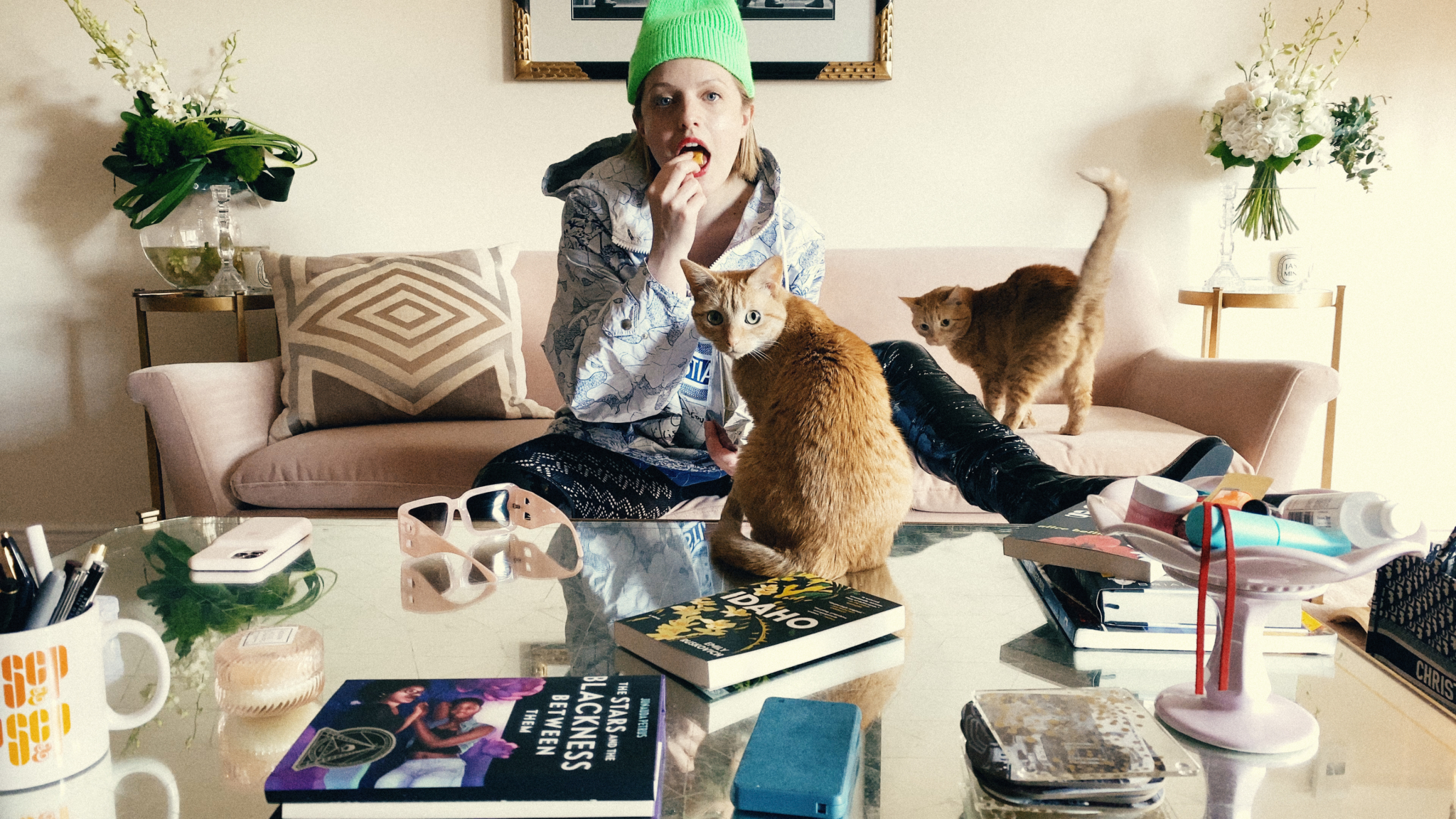 Photos n°3 : Elisabeth Moss the Cat Lady!