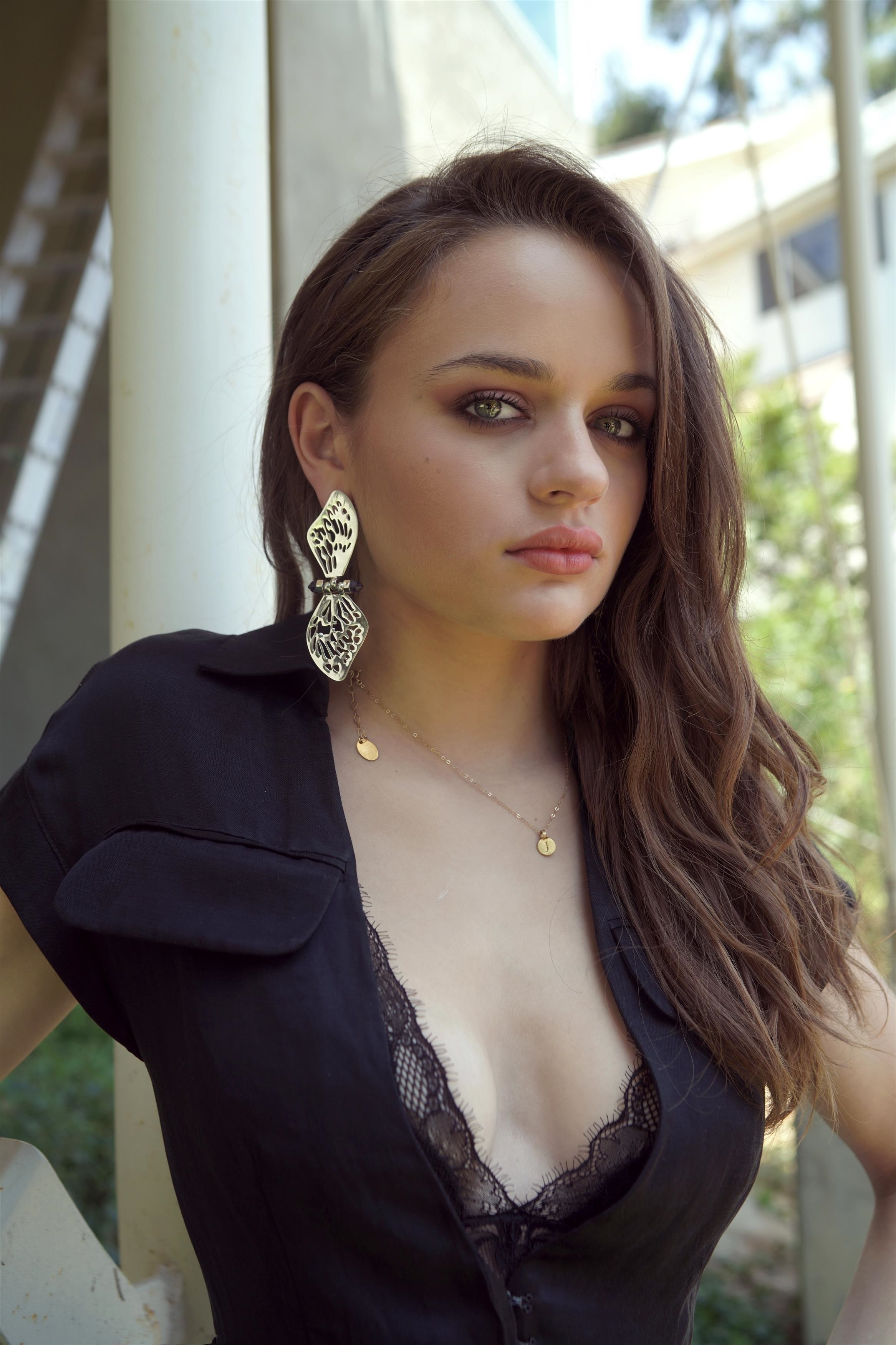 Photos n°4 : Joey King Showing Some Cleavage!