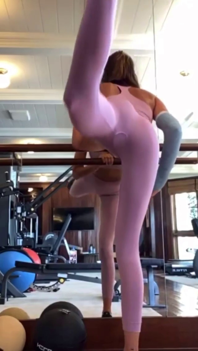 Photos n°14 : Kaia Gerber Butt Grabbing Fitness Routine!