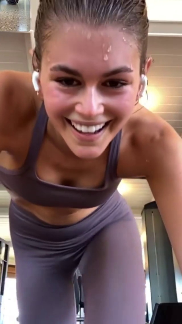 Kaia Gerber Butt Grabbing Fitness Routine! - Photo 8