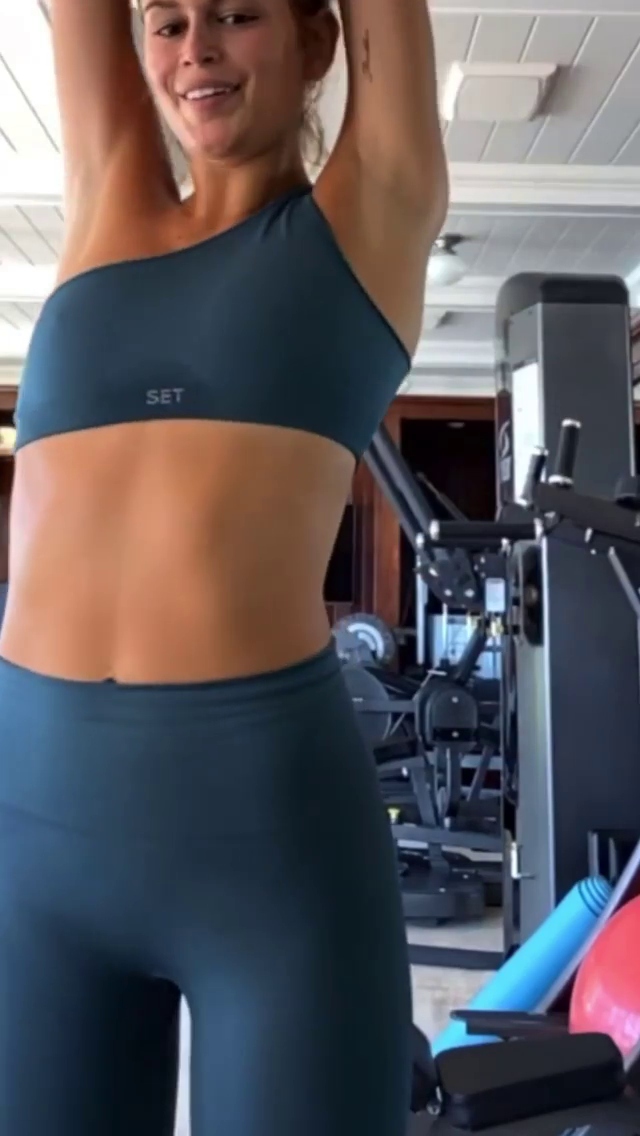 Photos n°8 : Kaia Gerber Butt Grabbing Fitness Routine!