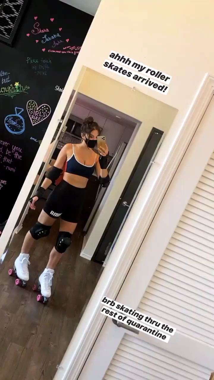 Photo n°7 : Kira Kosarin Rollerskating Her Way to Our Hearts!