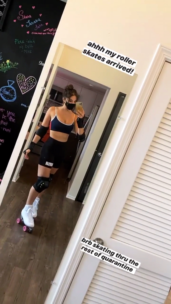 Photo n°8 : Kira Kosarin Rollerskating Her Way to Our Hearts!
