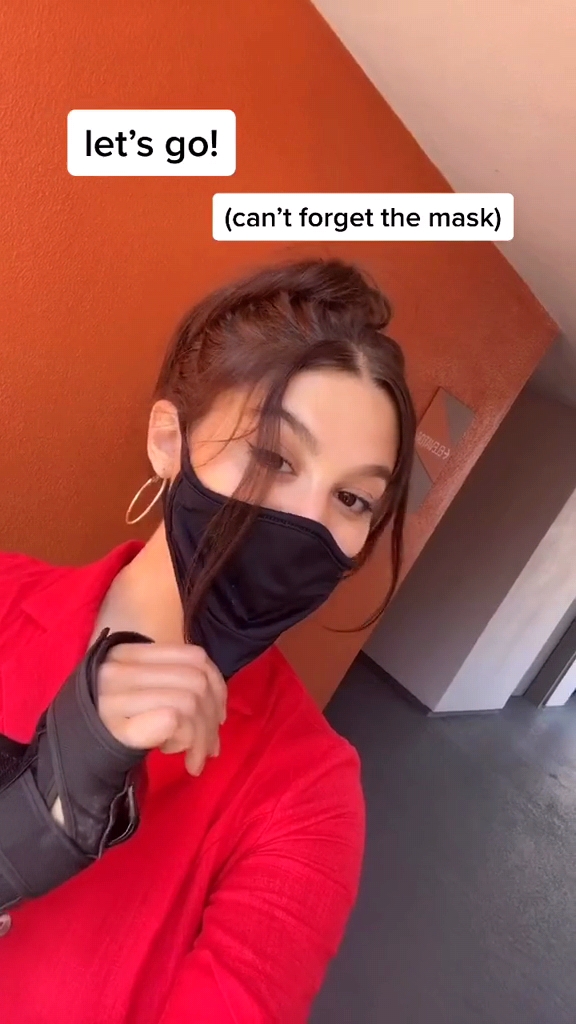 Photo n°3 : Kira Kosarin Rollerskating Her Way to Our Hearts!
