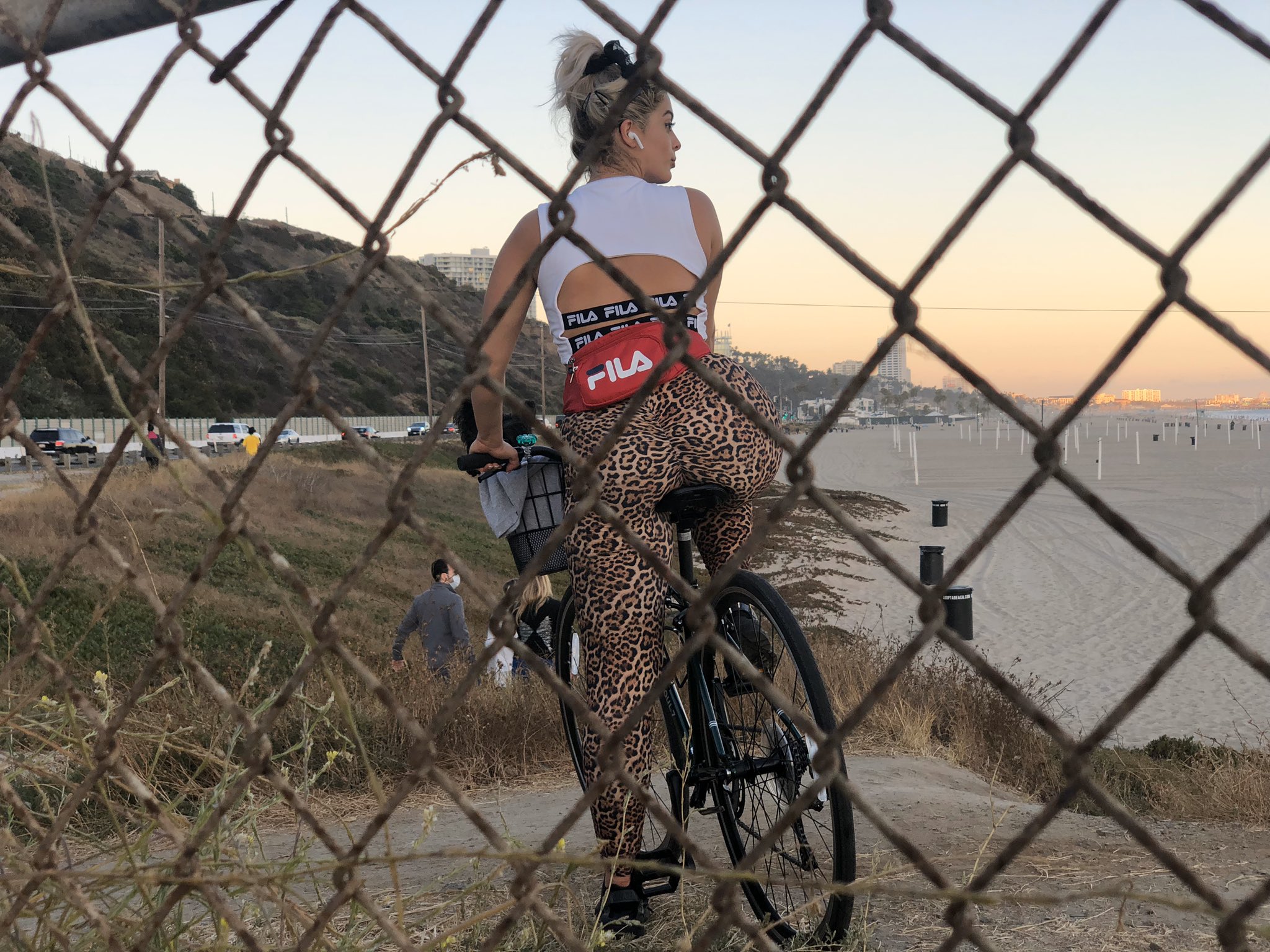 Bebe Rexha Monta en bicicleta! - Photo 1