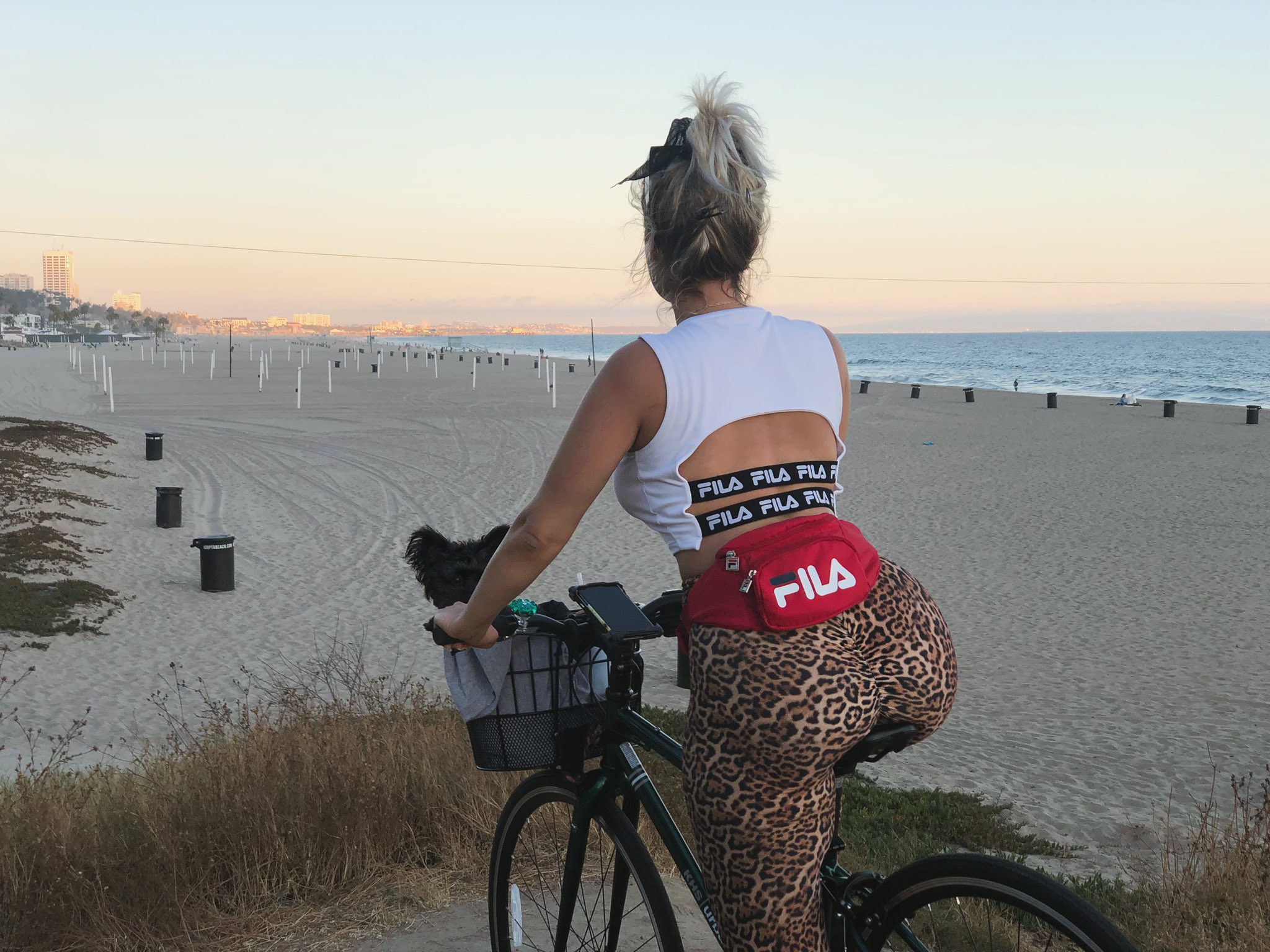 FOTOS Bebe Rexha Monta en bicicleta!