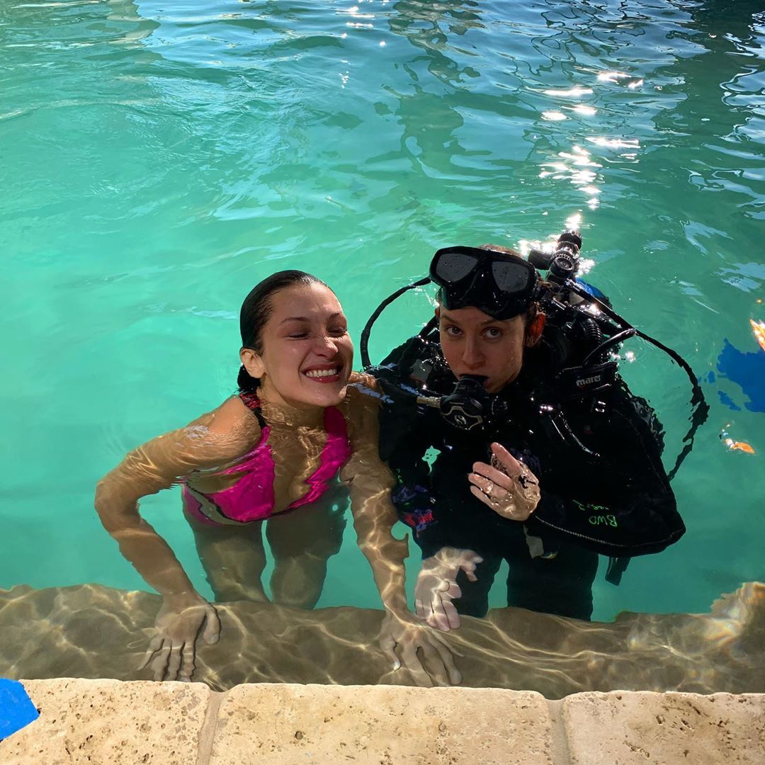 Photo n°13 : Bella Hadid va sous l?eau!