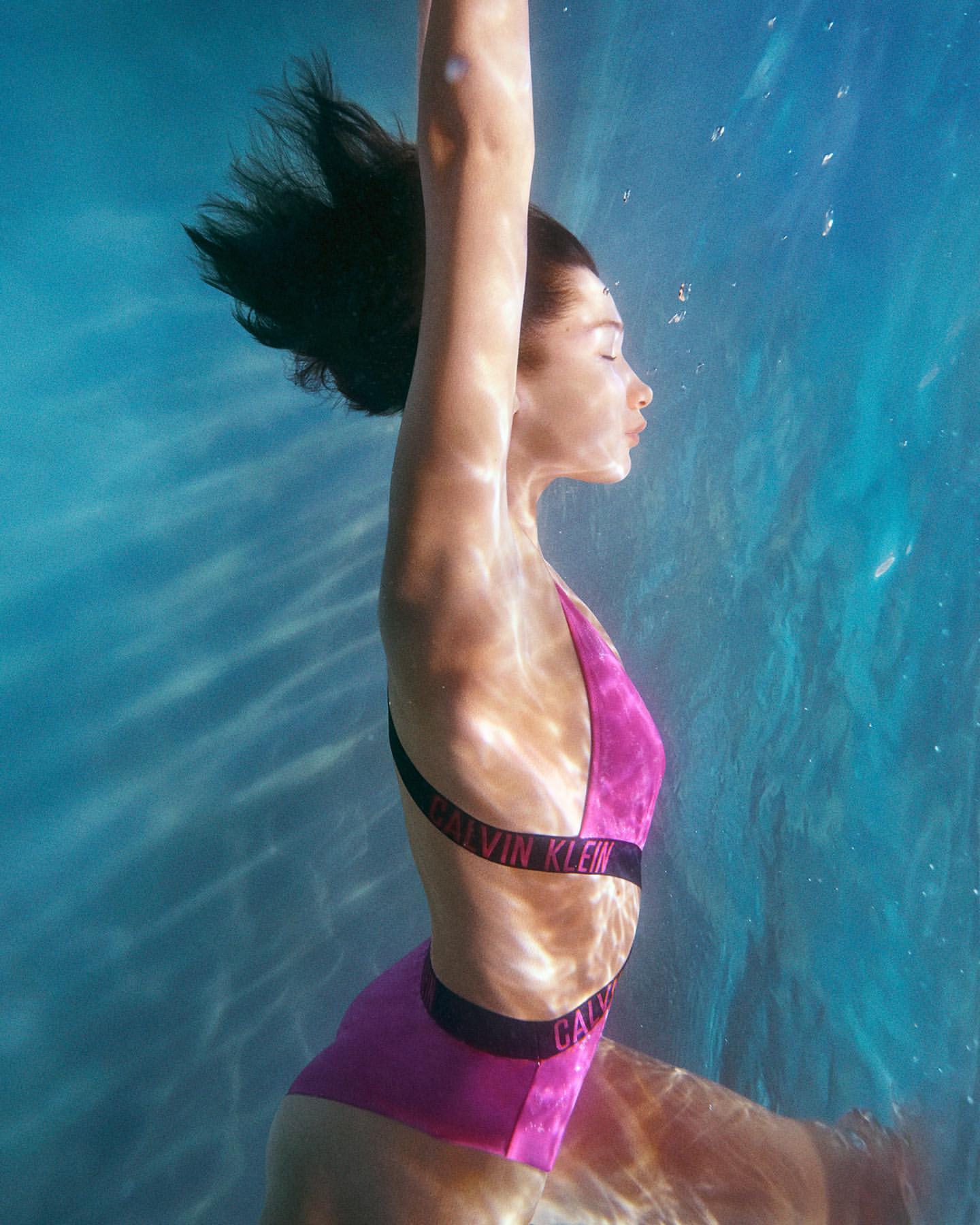 Photo n°3 : Bella Hadid va sous l?eau!