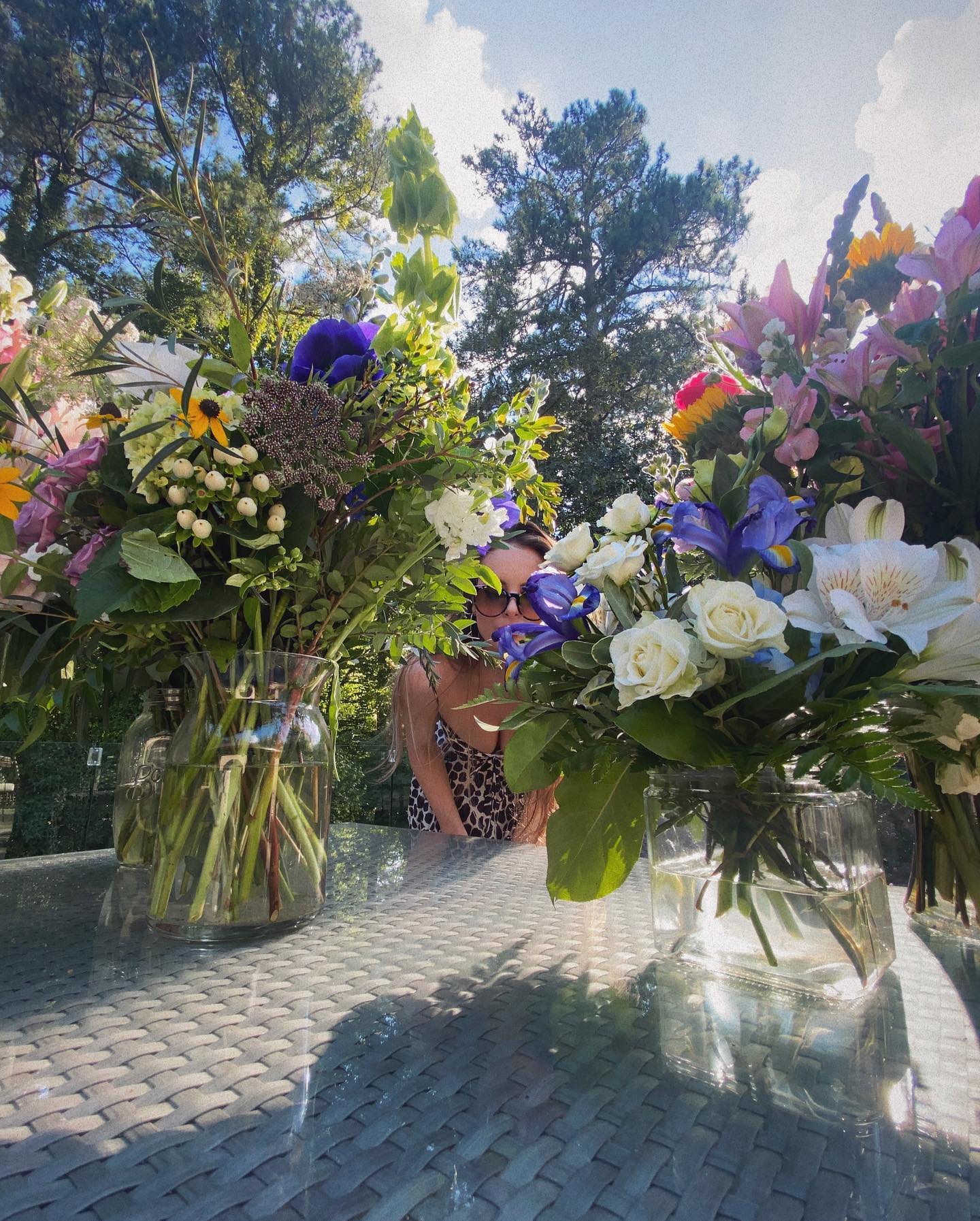 Fotos n°3 : Detn y huele las flores de Elizabeth Gillies!