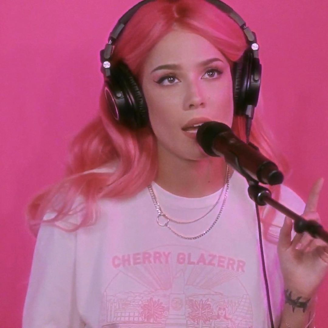 Halsey Goes LIVE in a Pink Wig! - Photo 4