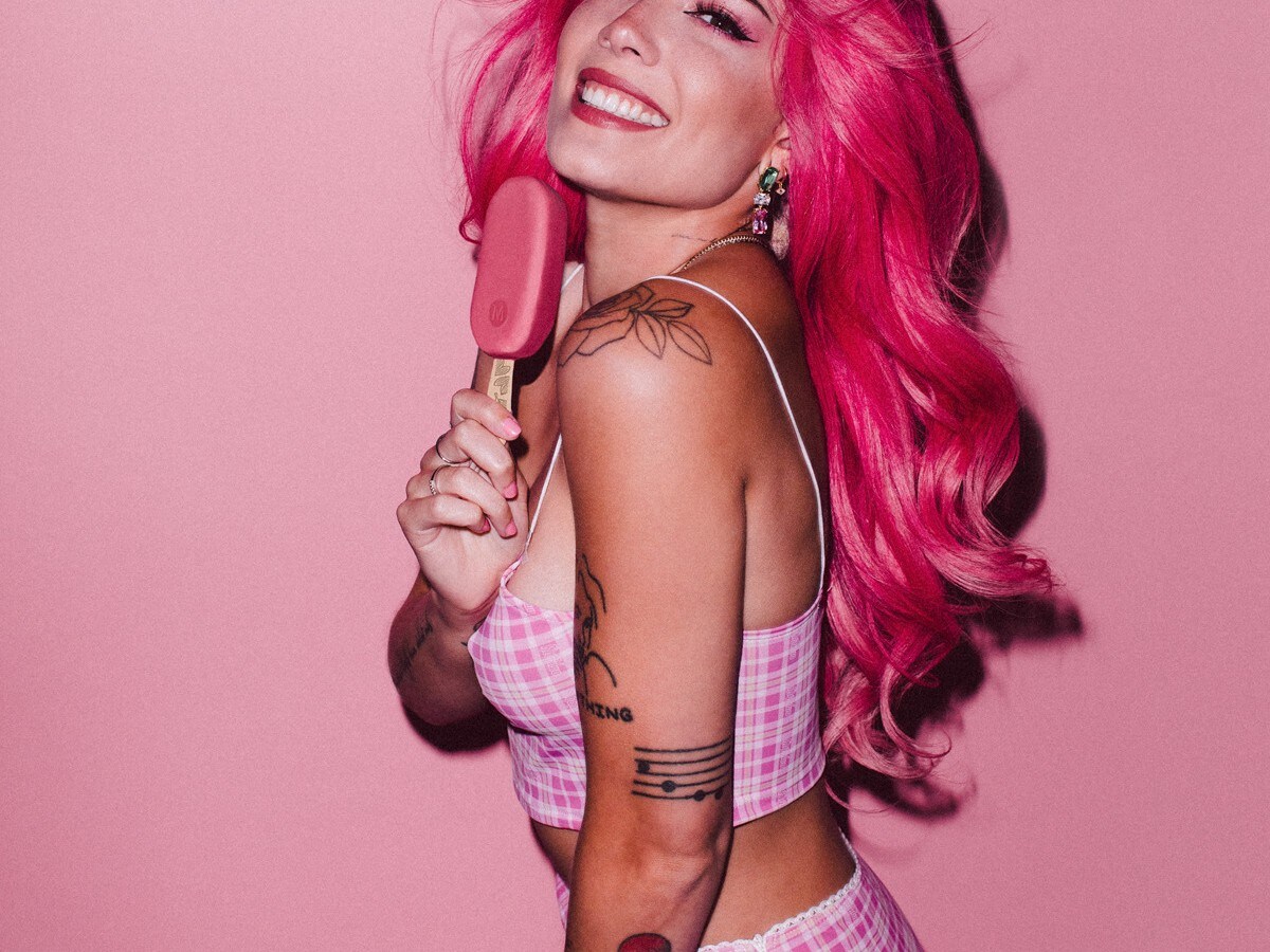 Fotos n°2 : Halsey va en vivo en una peluca rosa!