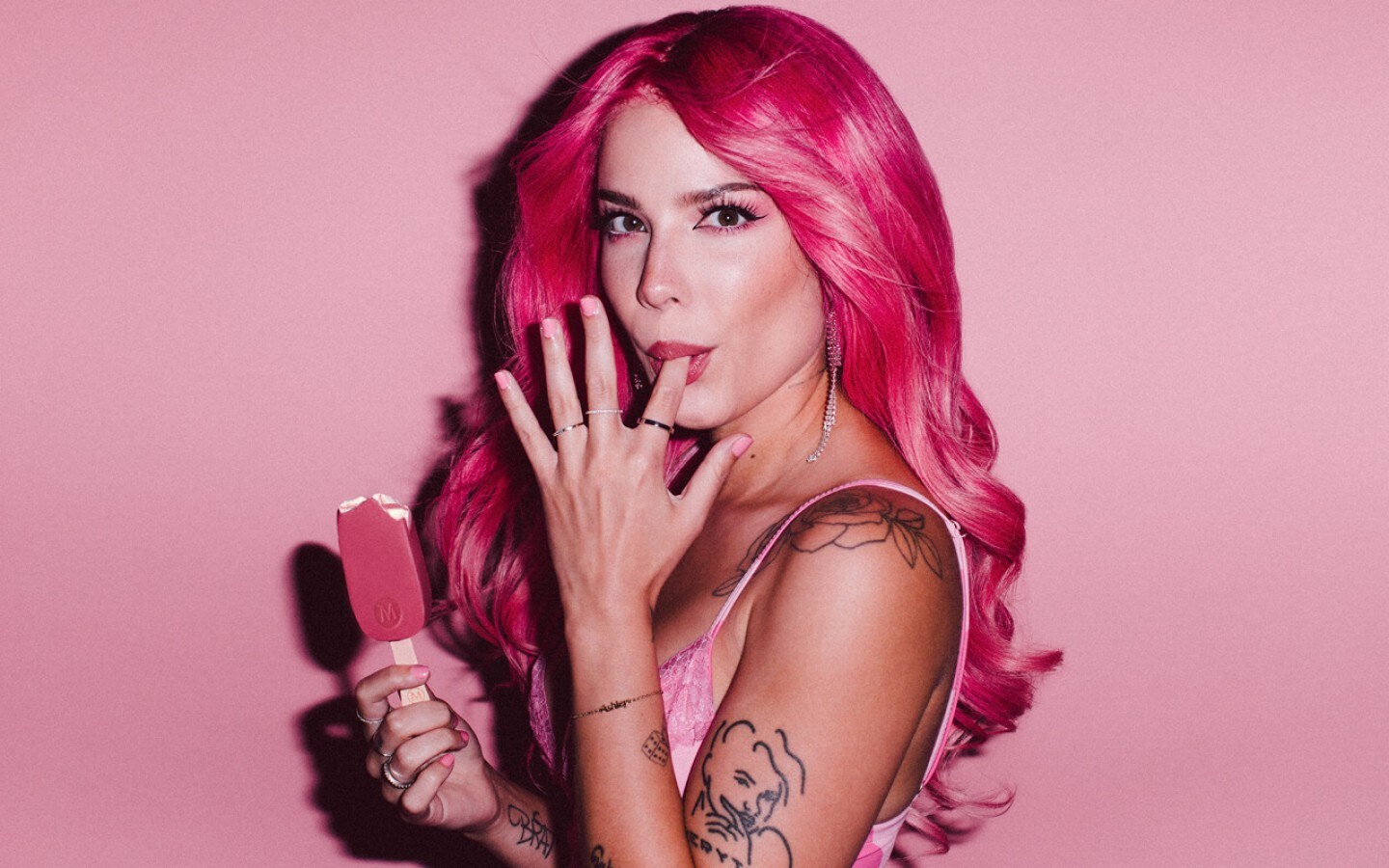 Fotos n°1 : Halsey va en vivo en una peluca rosa!