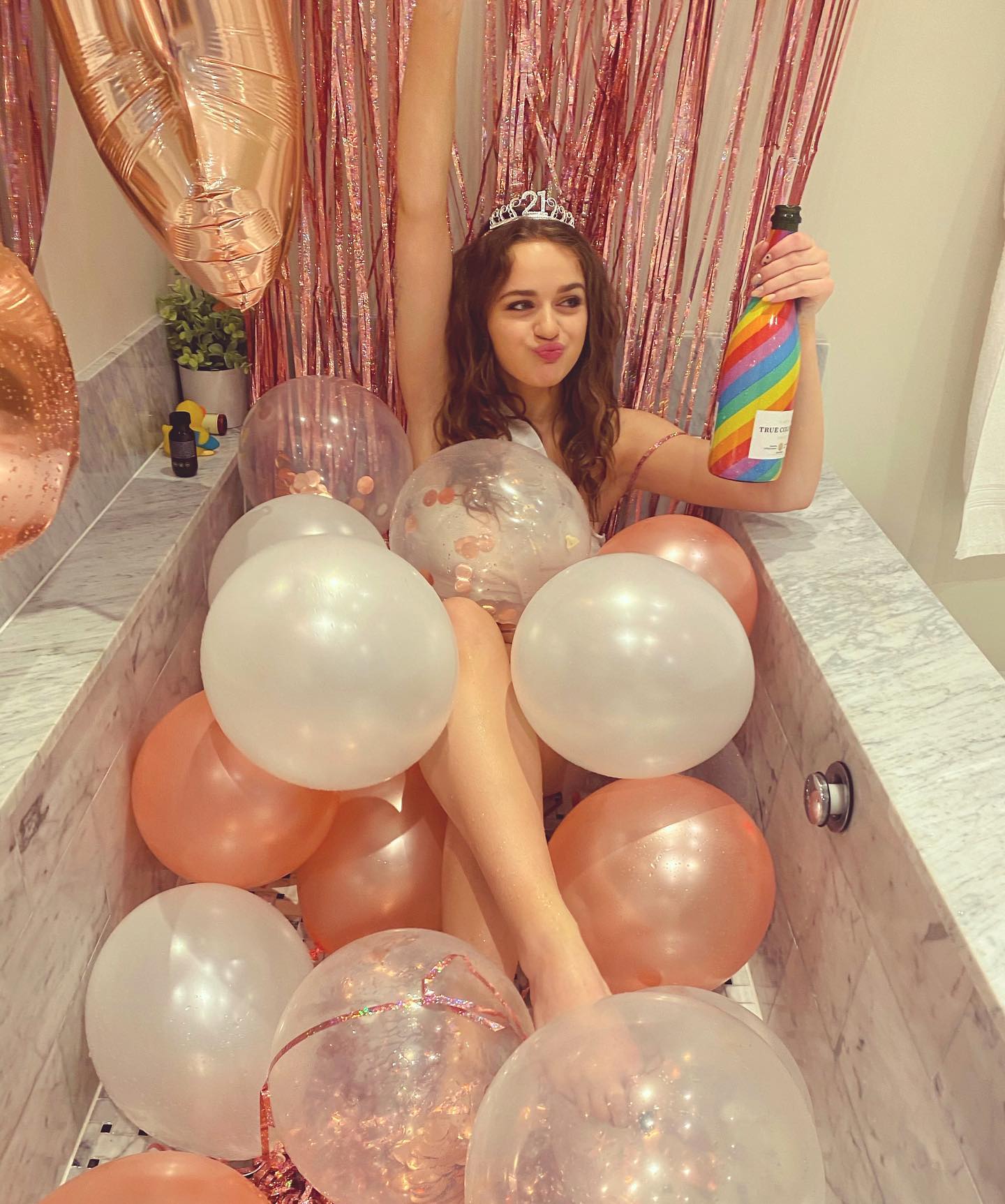 PHOTOS Joey King fte ses 21 ans ! - Photo 2
