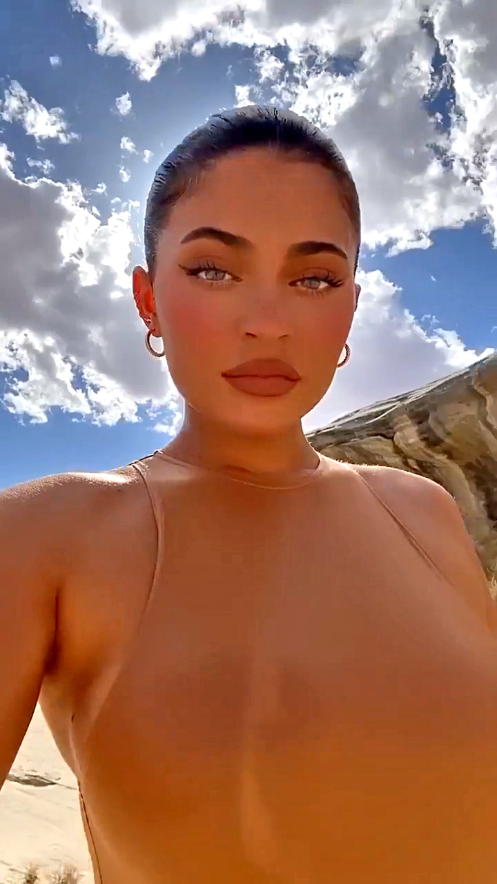 Photos n°3 : Kylie Jenner Desert Nude!