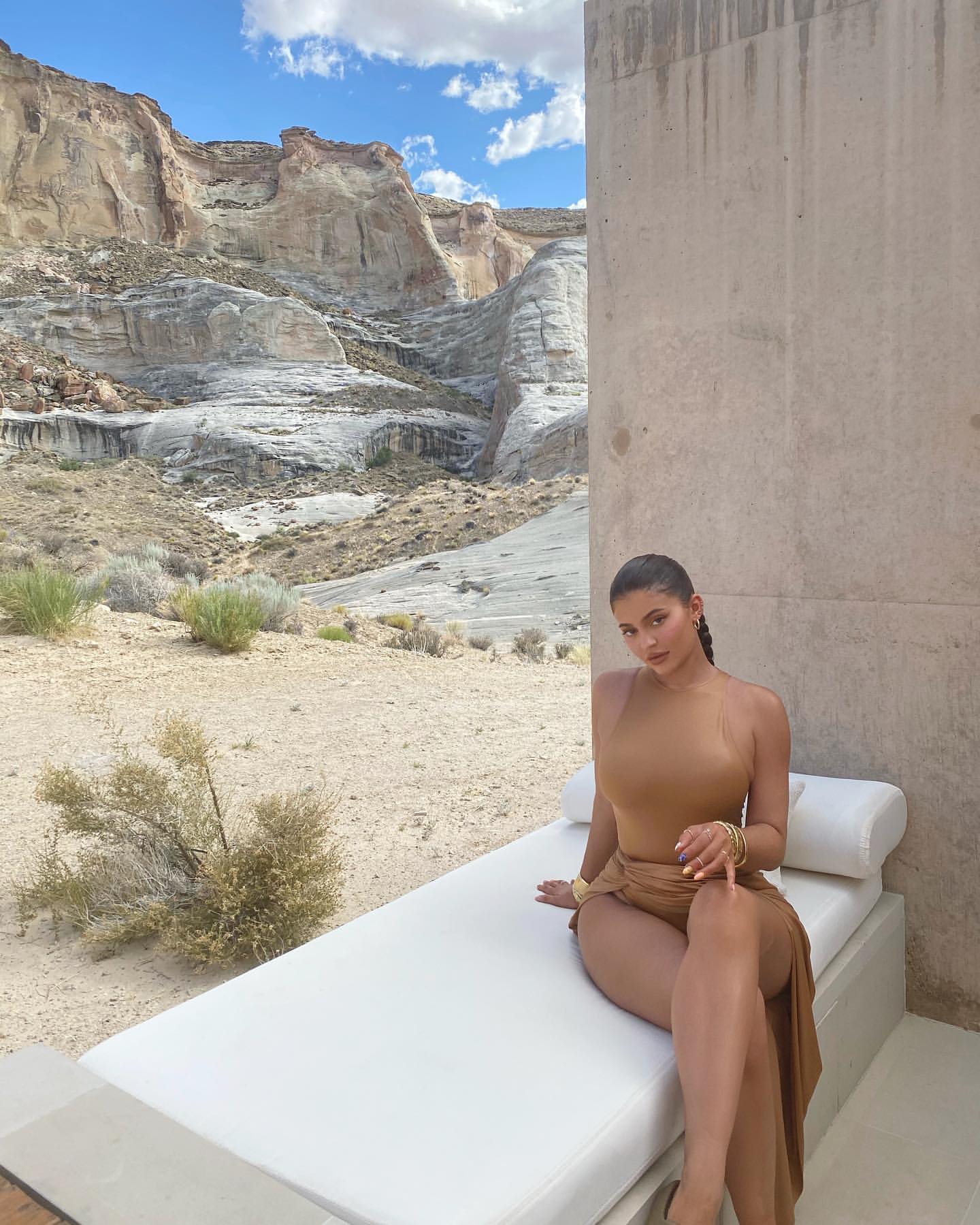 Photos n°9 : Kylie Jenner Desert Nude!