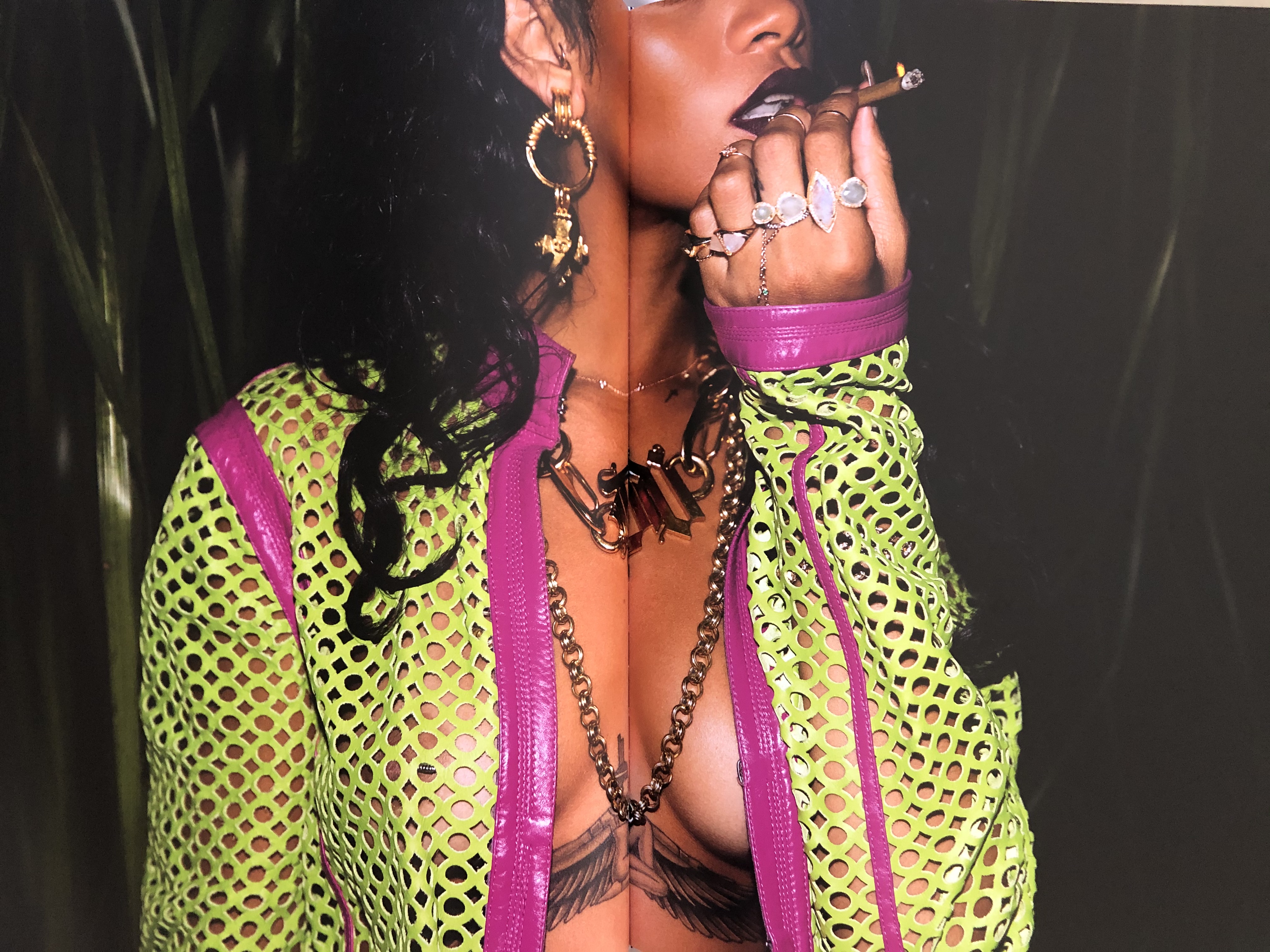 Fotos n°20 : Rihanna Lanz un libro!