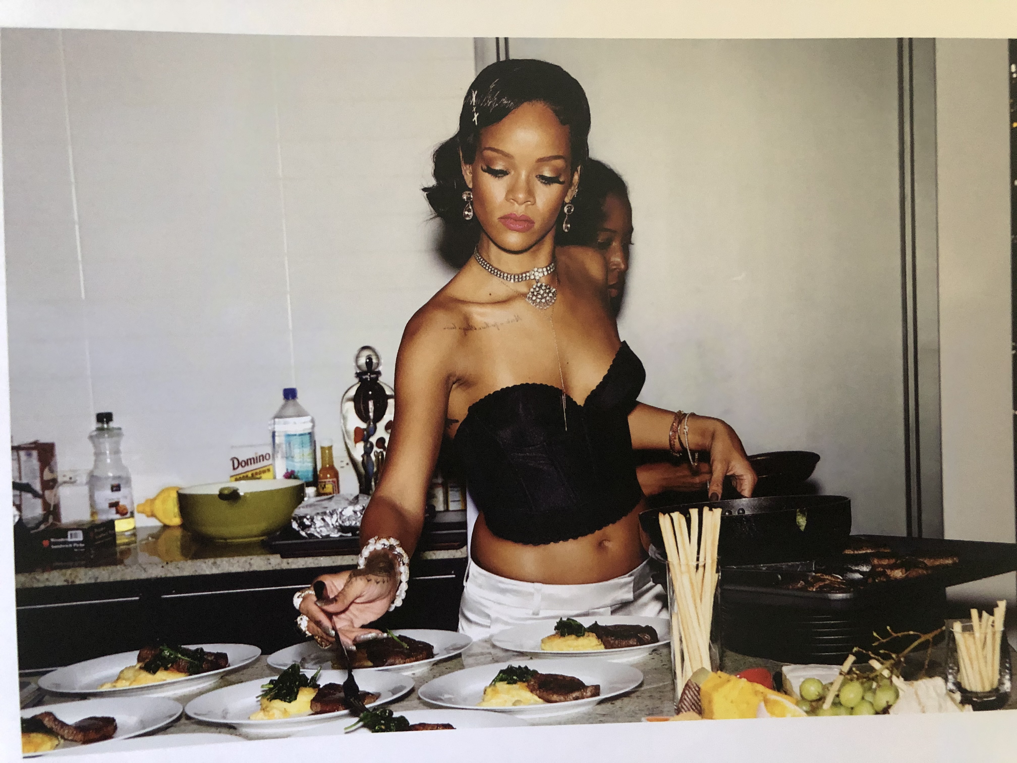 FOTOS Rihanna Lanz un libro! - Photo 18