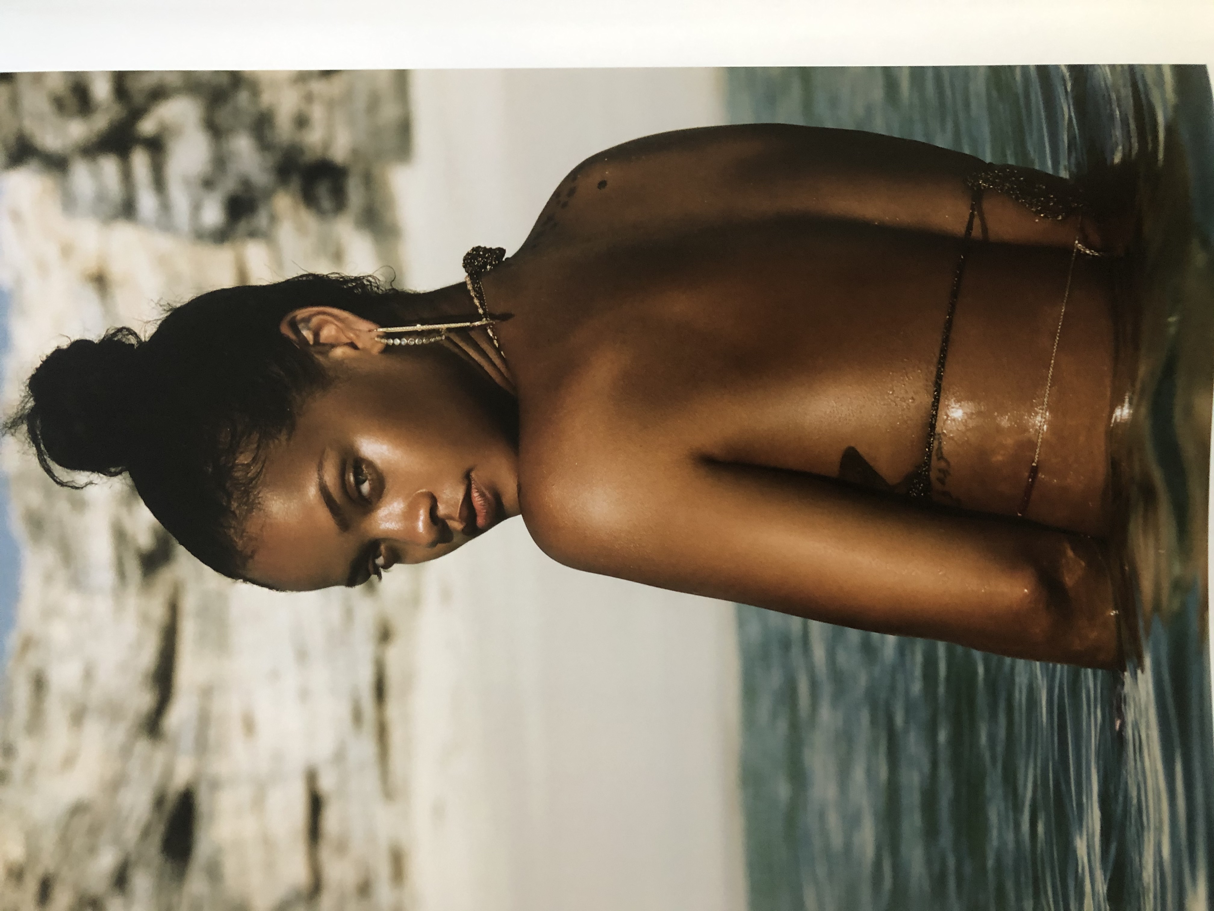 Fotos n°9 : Rihanna Lanz un libro!