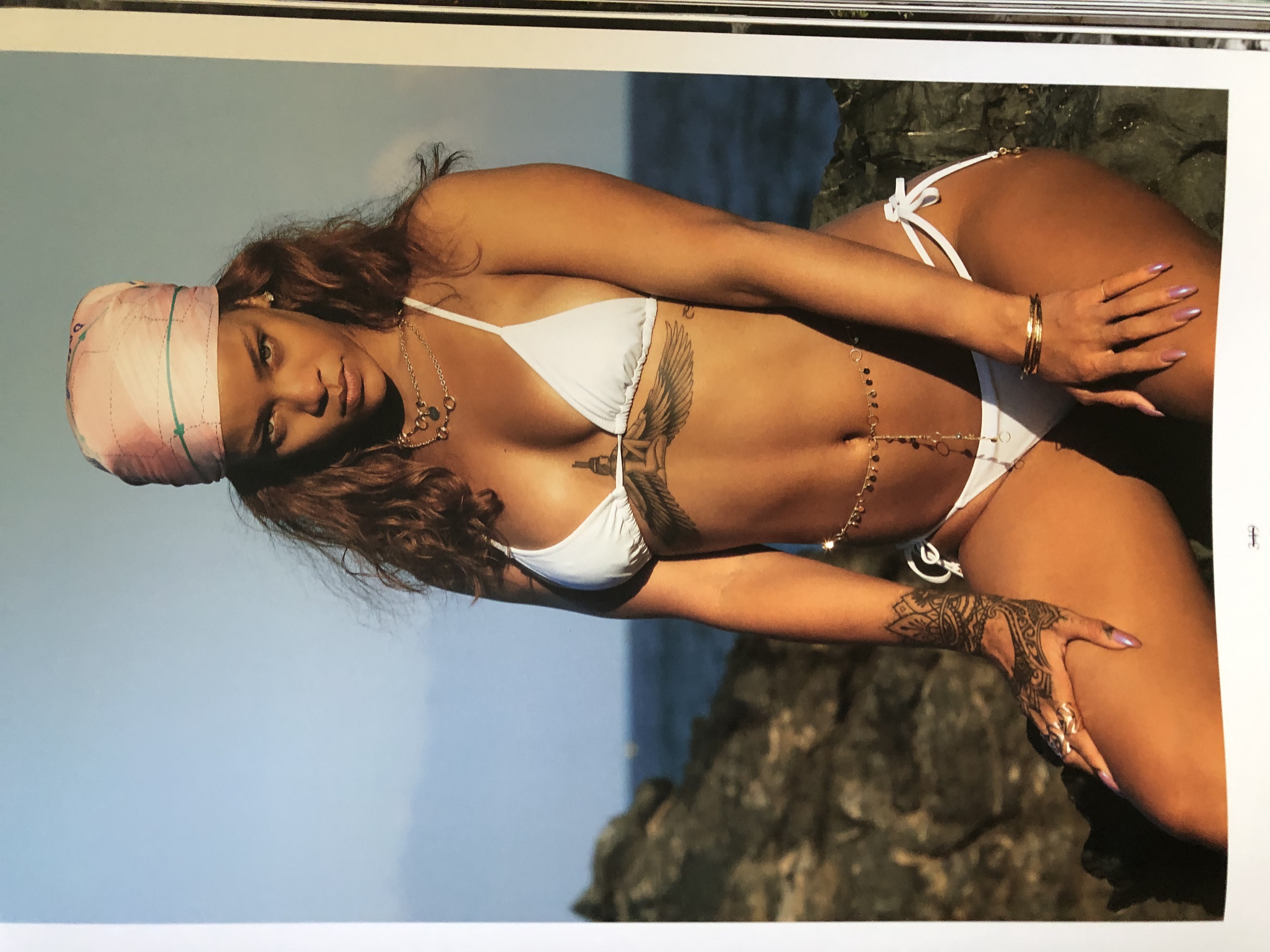 Fotos n°6 : Rihanna Lanz un libro!