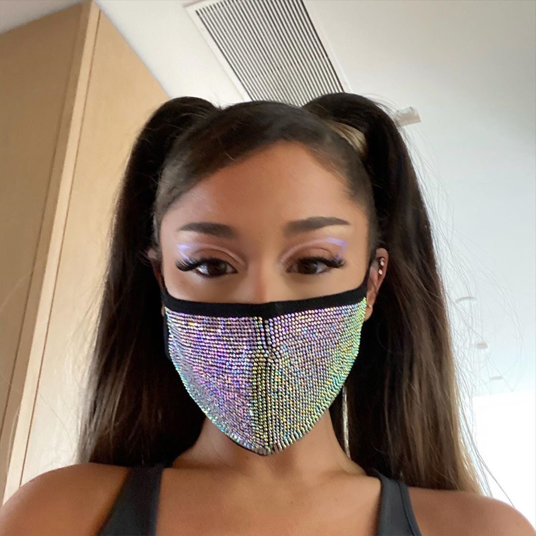 Photo n°3 : Ariana Grande Masked Booty Shot!