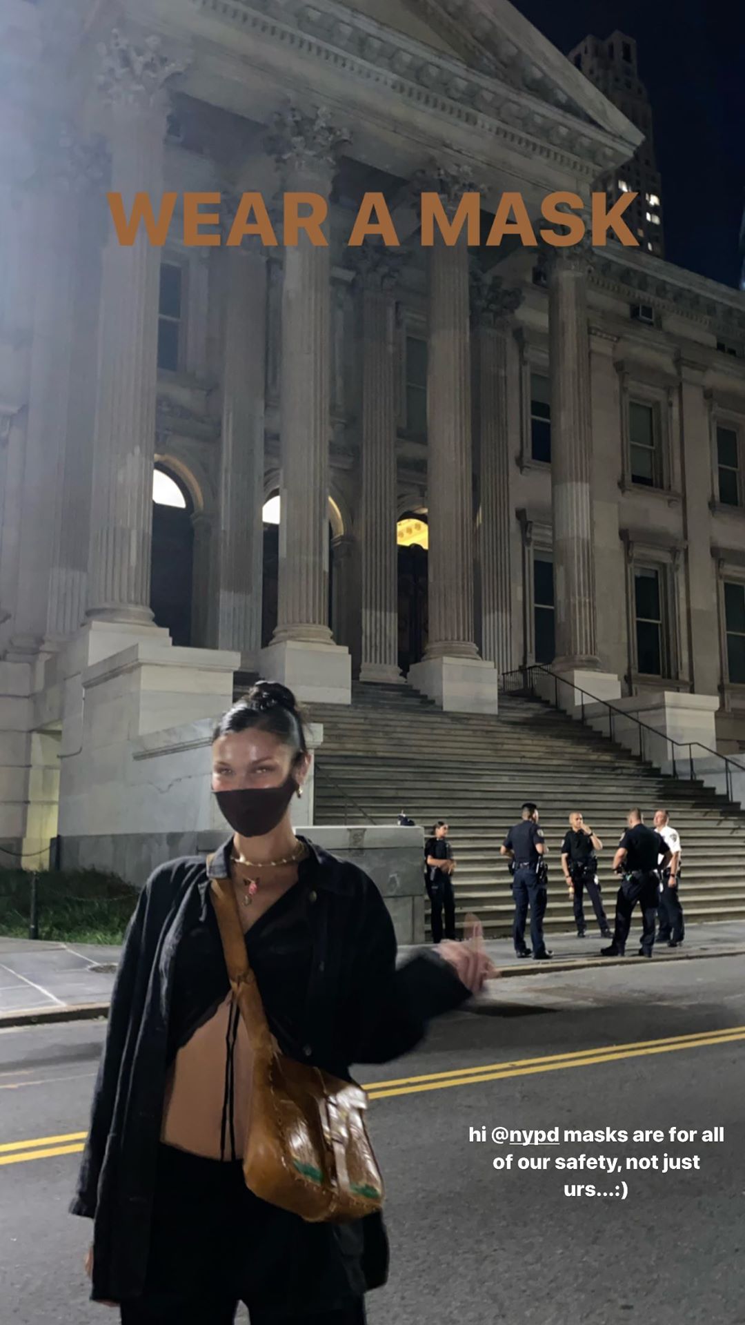 Photos n°11 : Bella Hadid Gives the Police the Finger!
